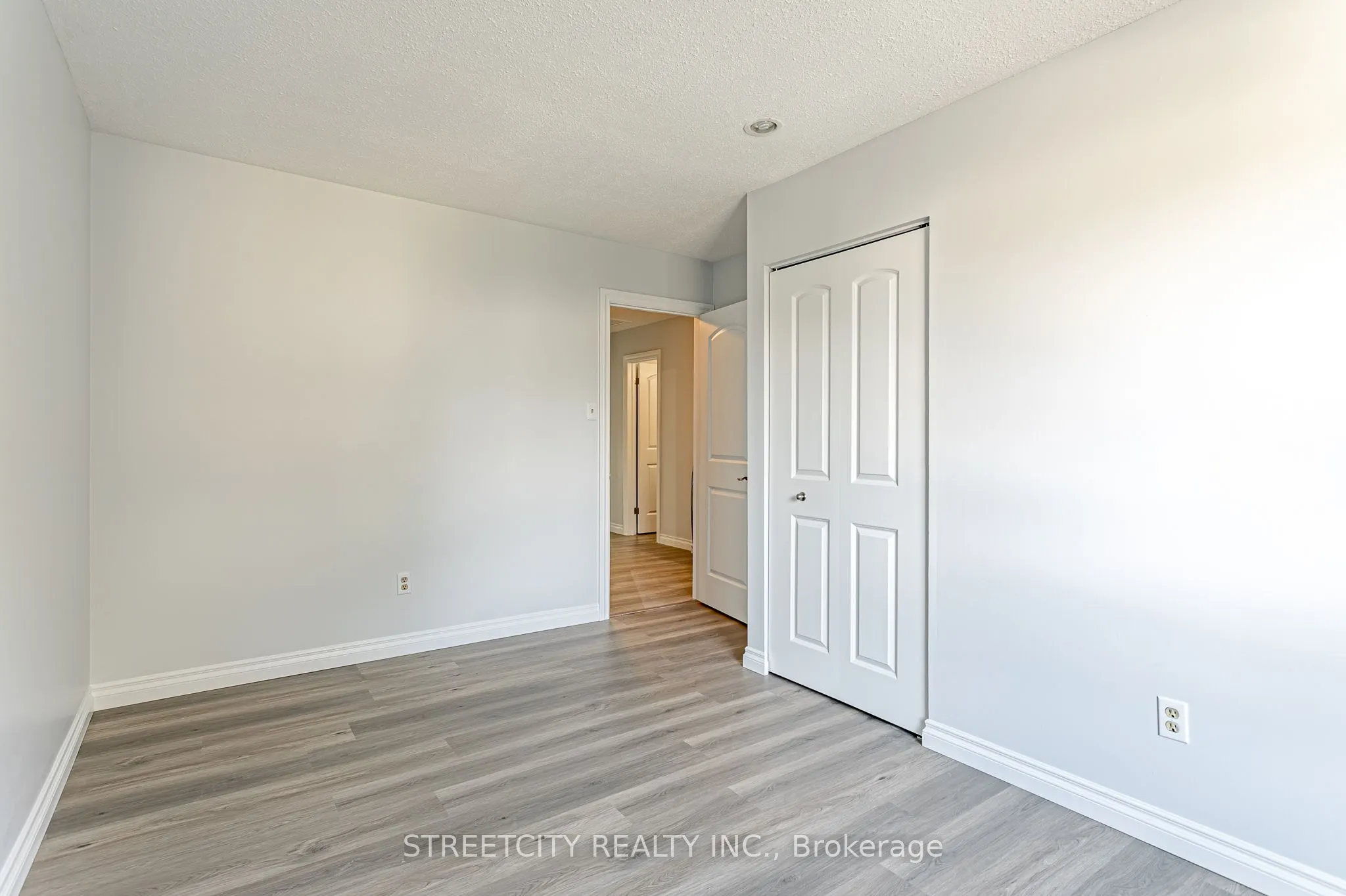 359 Evergalde Crescent N, #35