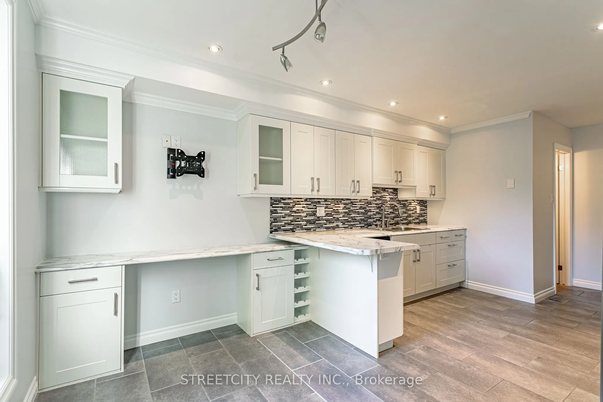 359 Evergalde Crescent N, #35