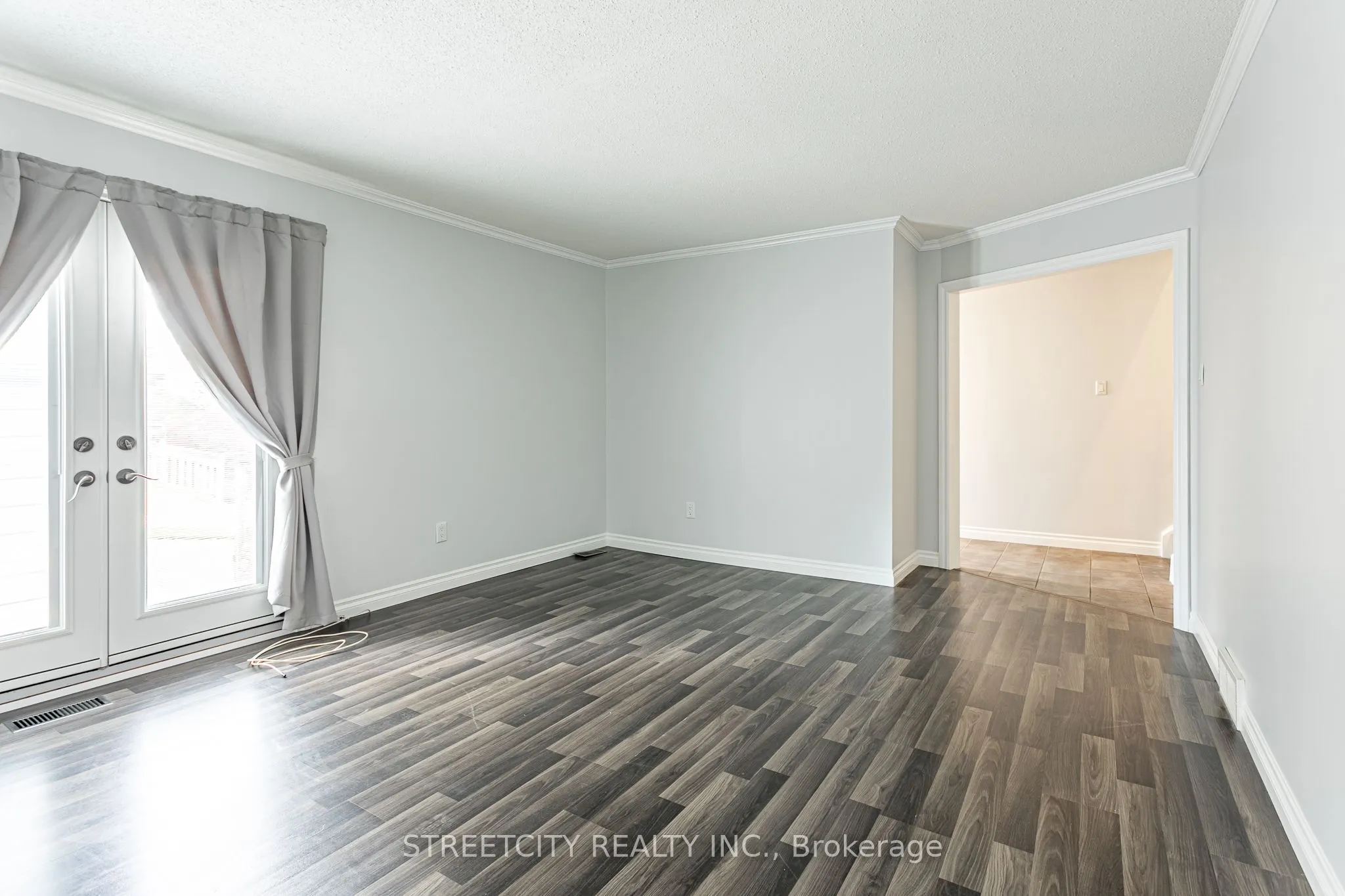 359 Evergalde Crescent N, #35