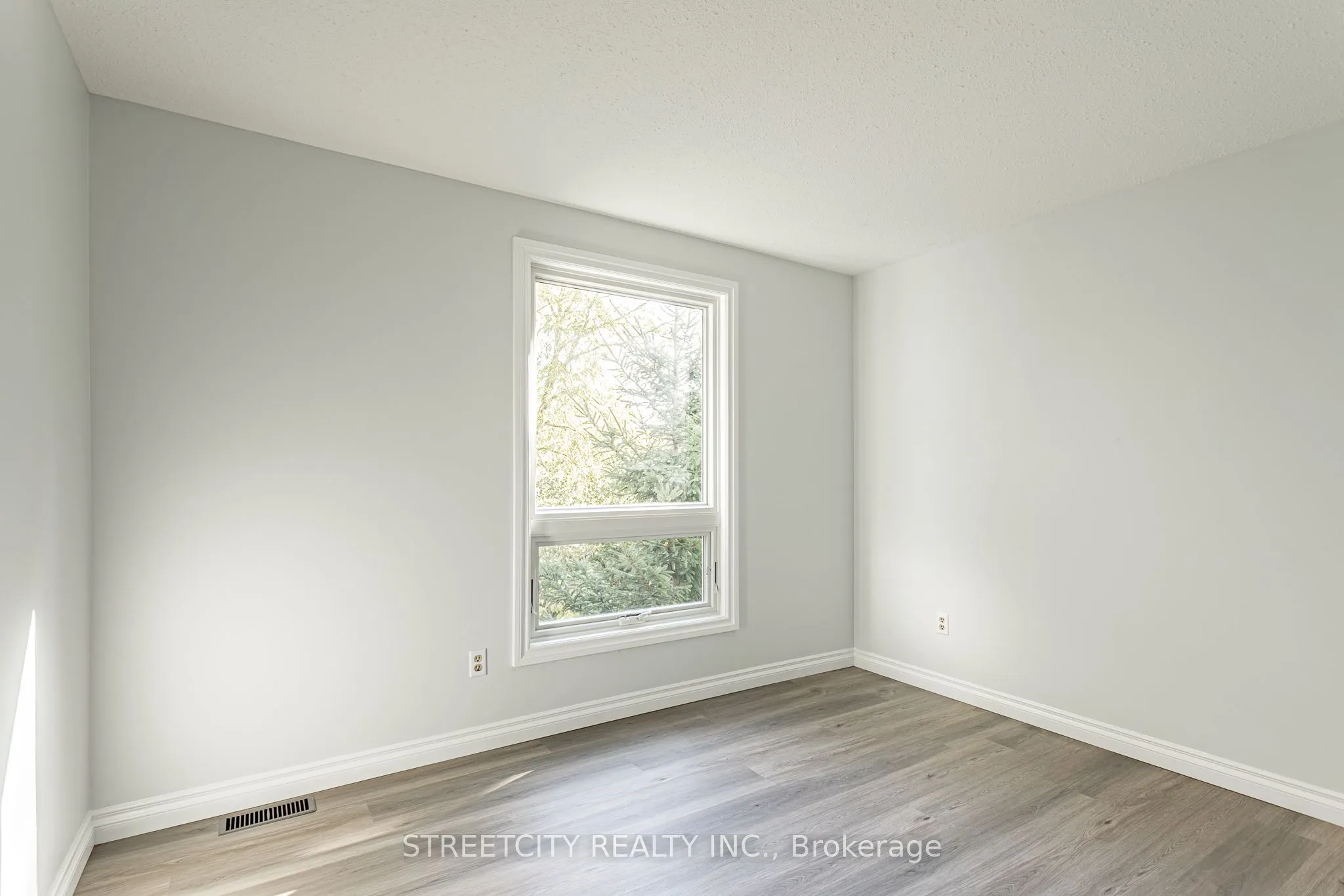 359 Evergalde Crescent N, #35