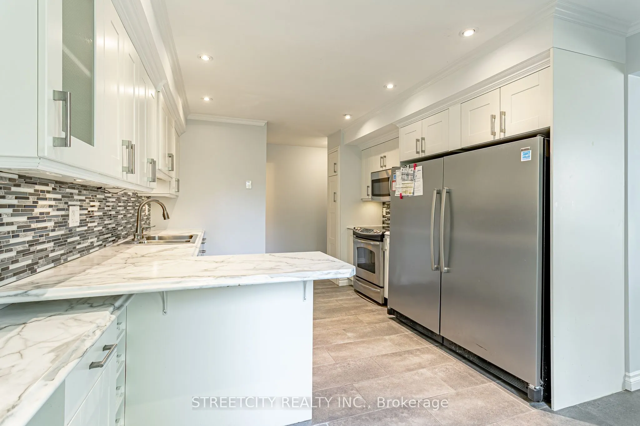 359 Evergalde Crescent N, #35