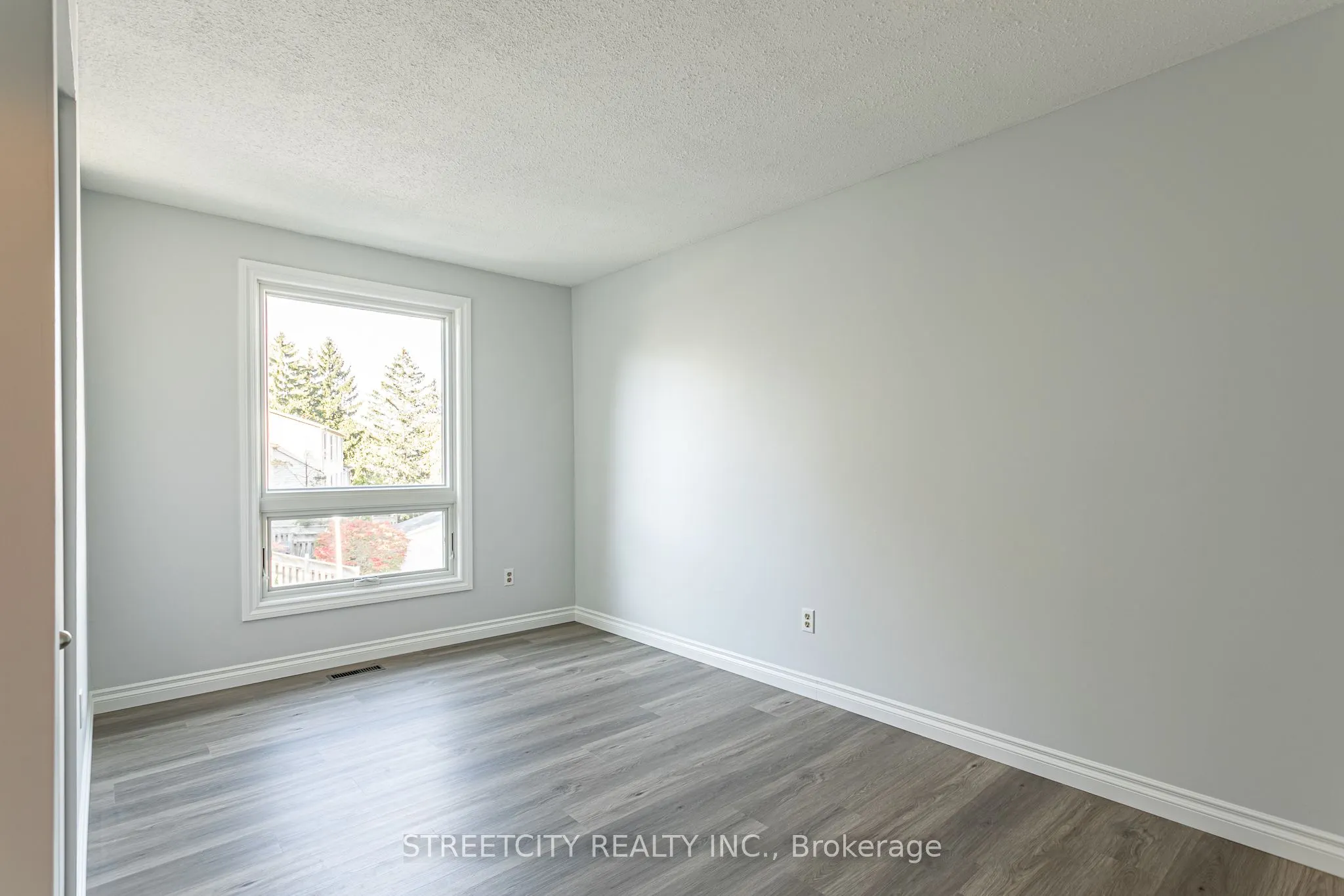 359 Evergalde Crescent N, #35