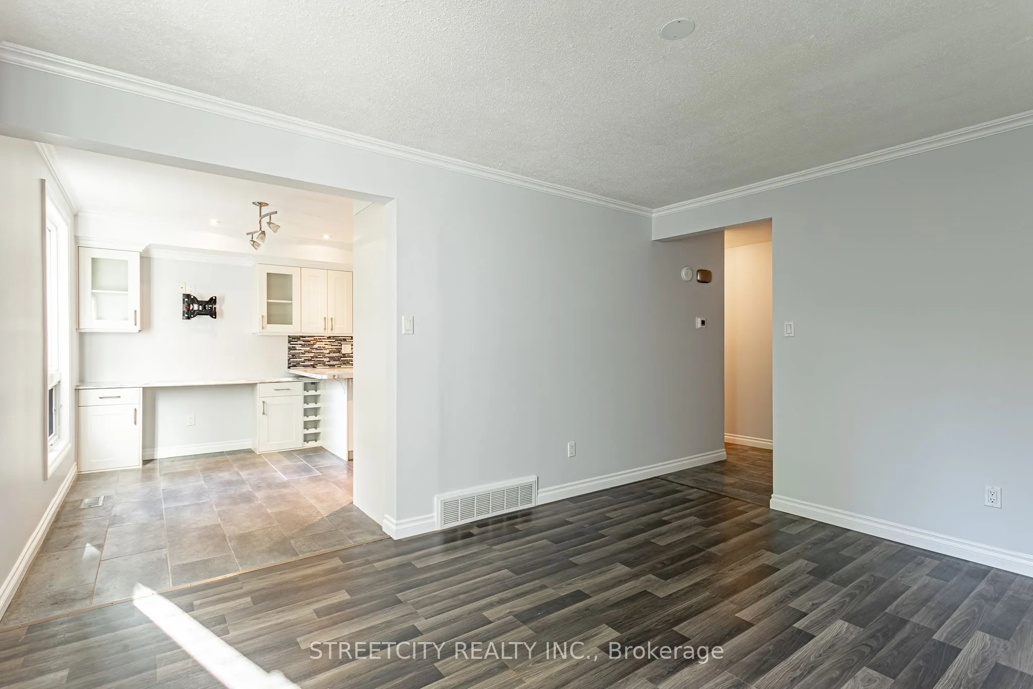 359 Evergalde Crescent N, #35