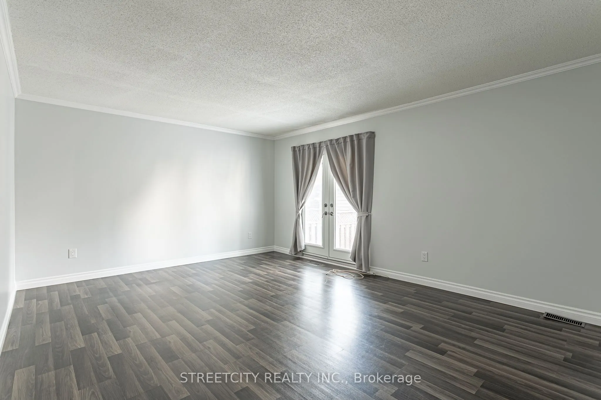 359 Evergalde Crescent N, #35