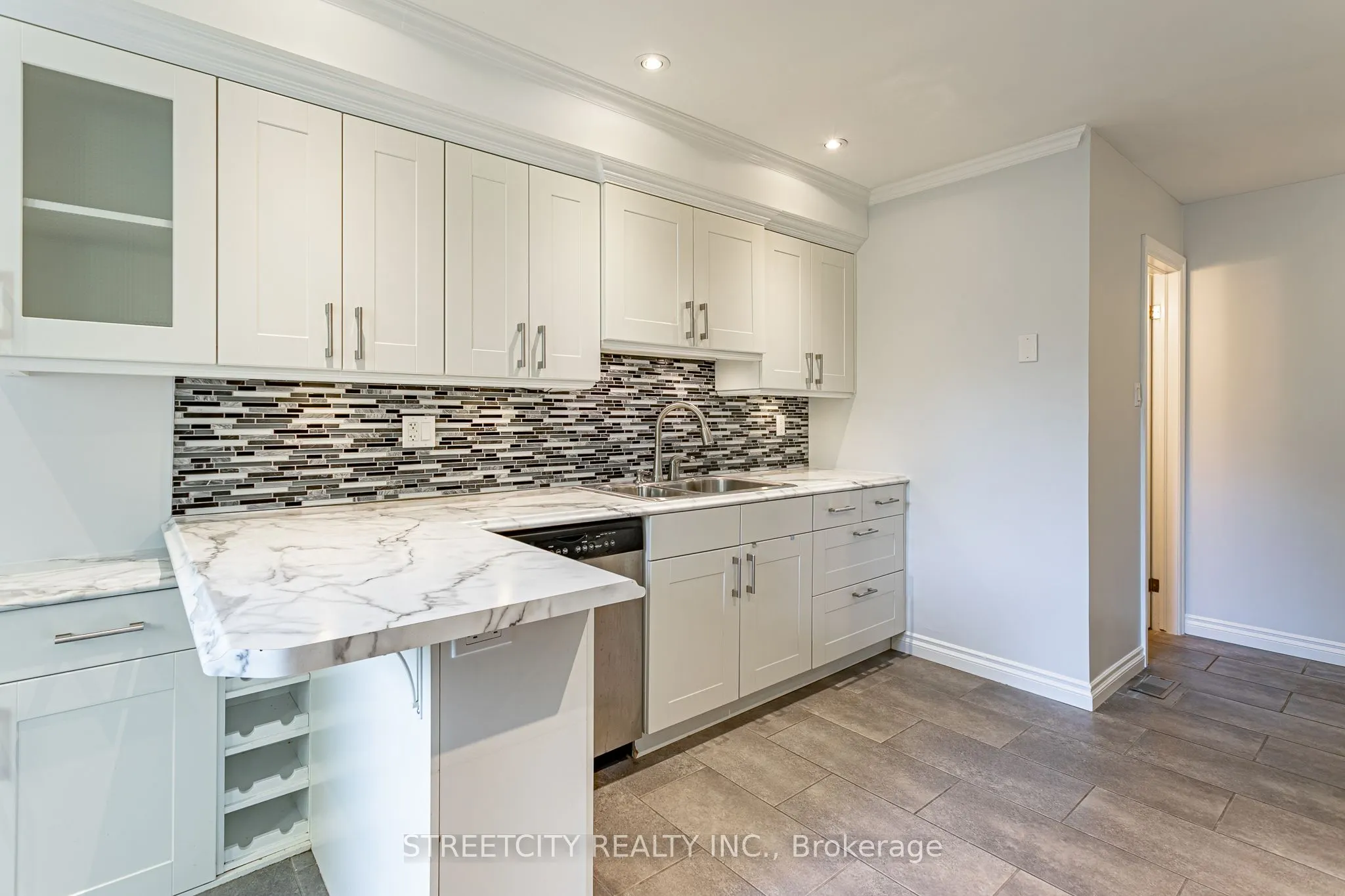 359 Evergalde Crescent N, #35
