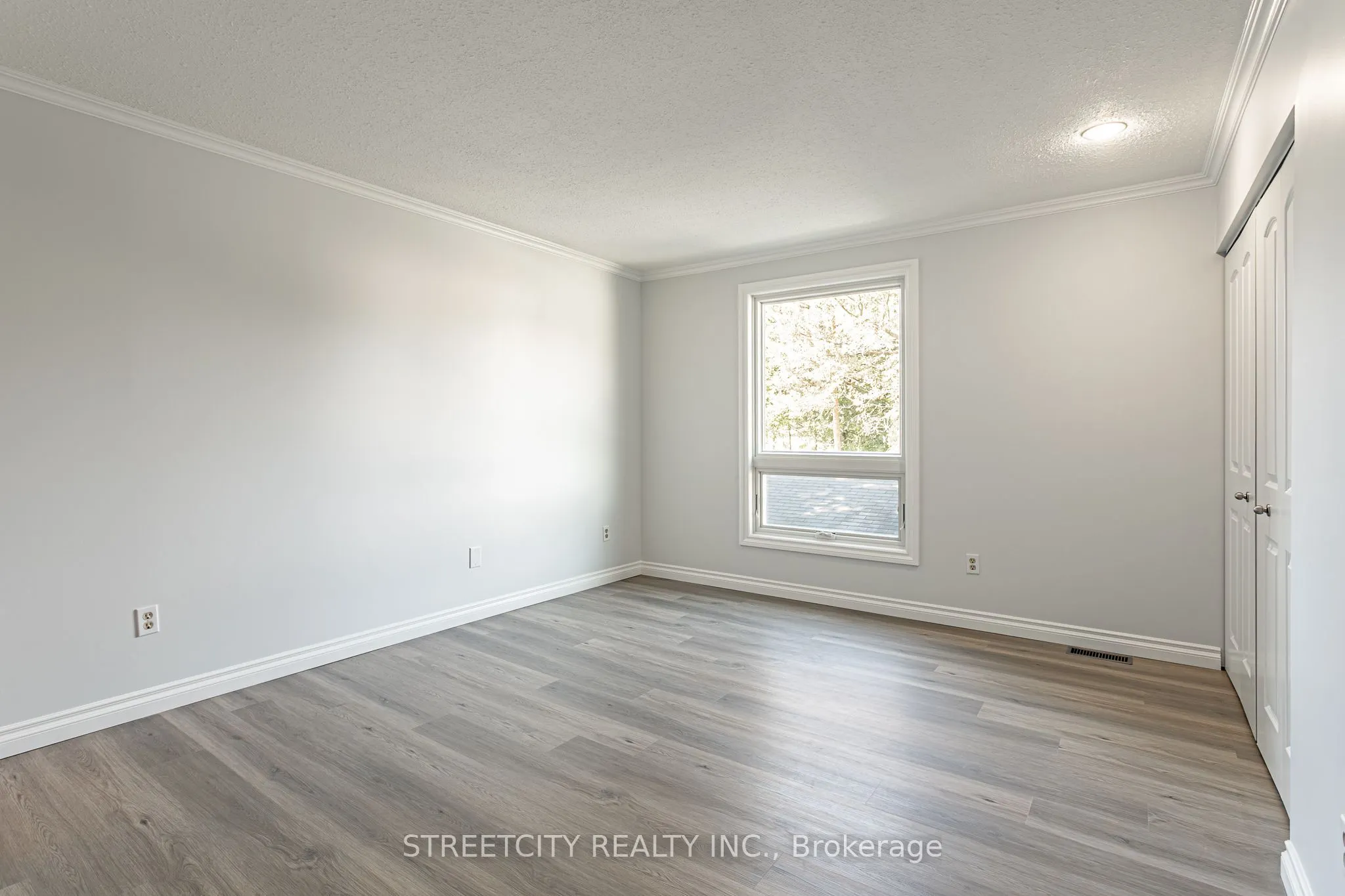359 Evergalde Crescent N, #35
