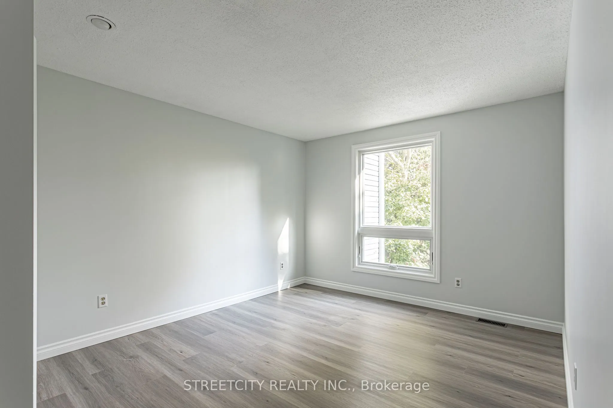 359 Evergalde Crescent N, #35