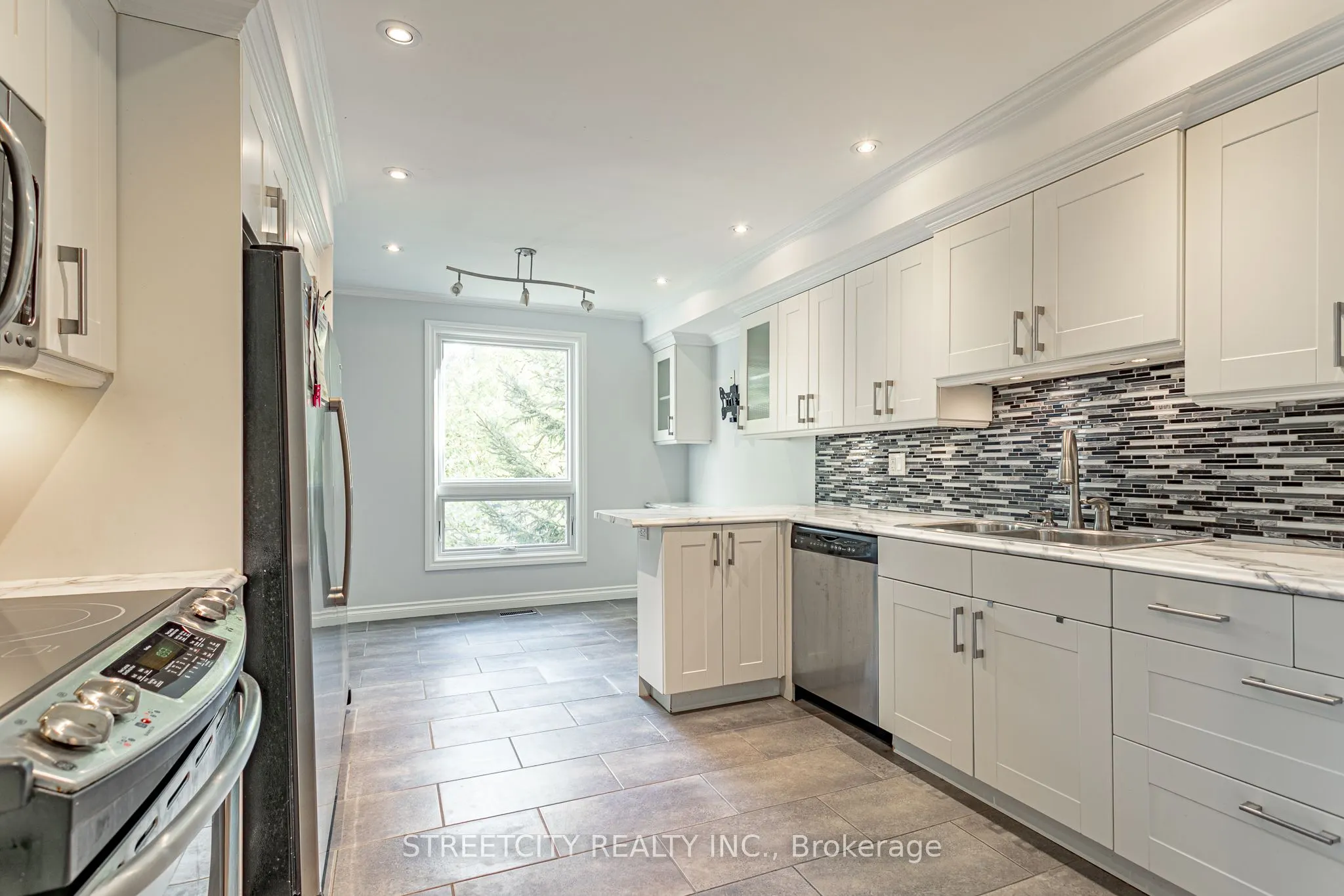 359 Evergalde Crescent N, #35