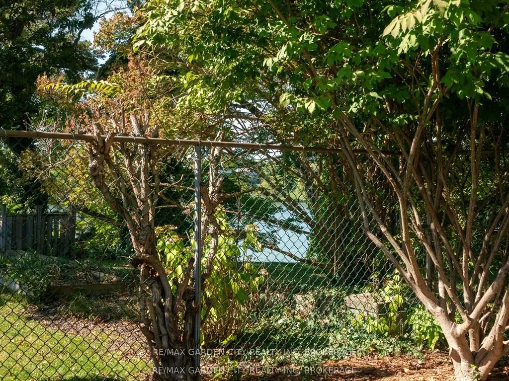 46 HENLEY Drive