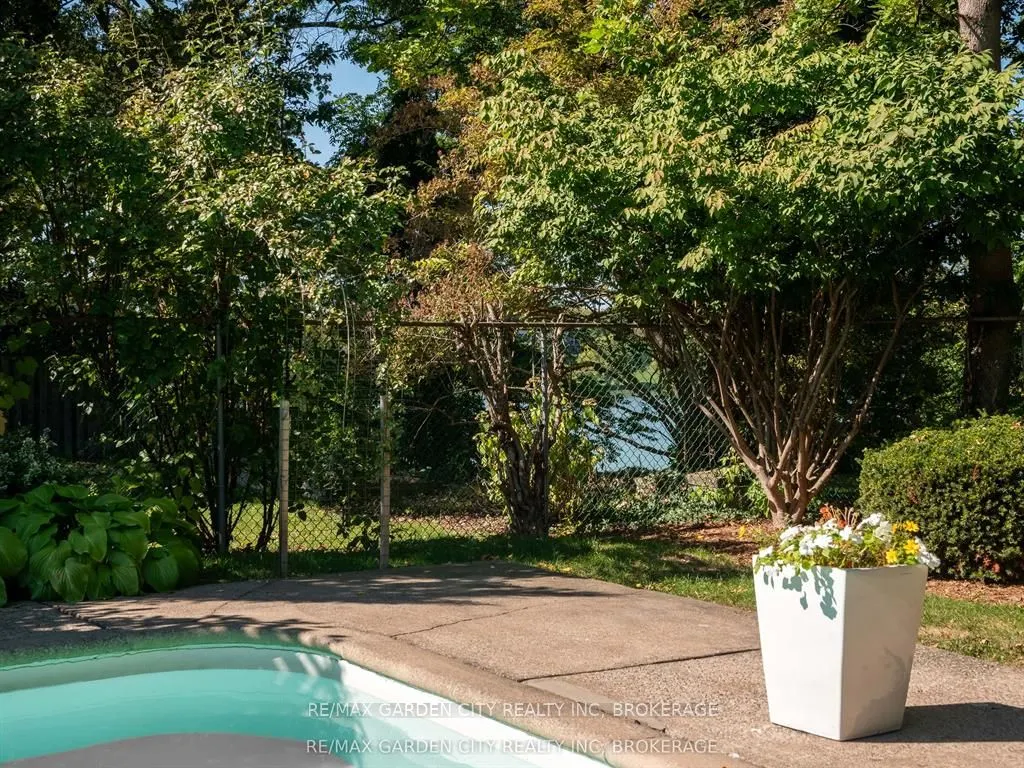 46 HENLEY Drive