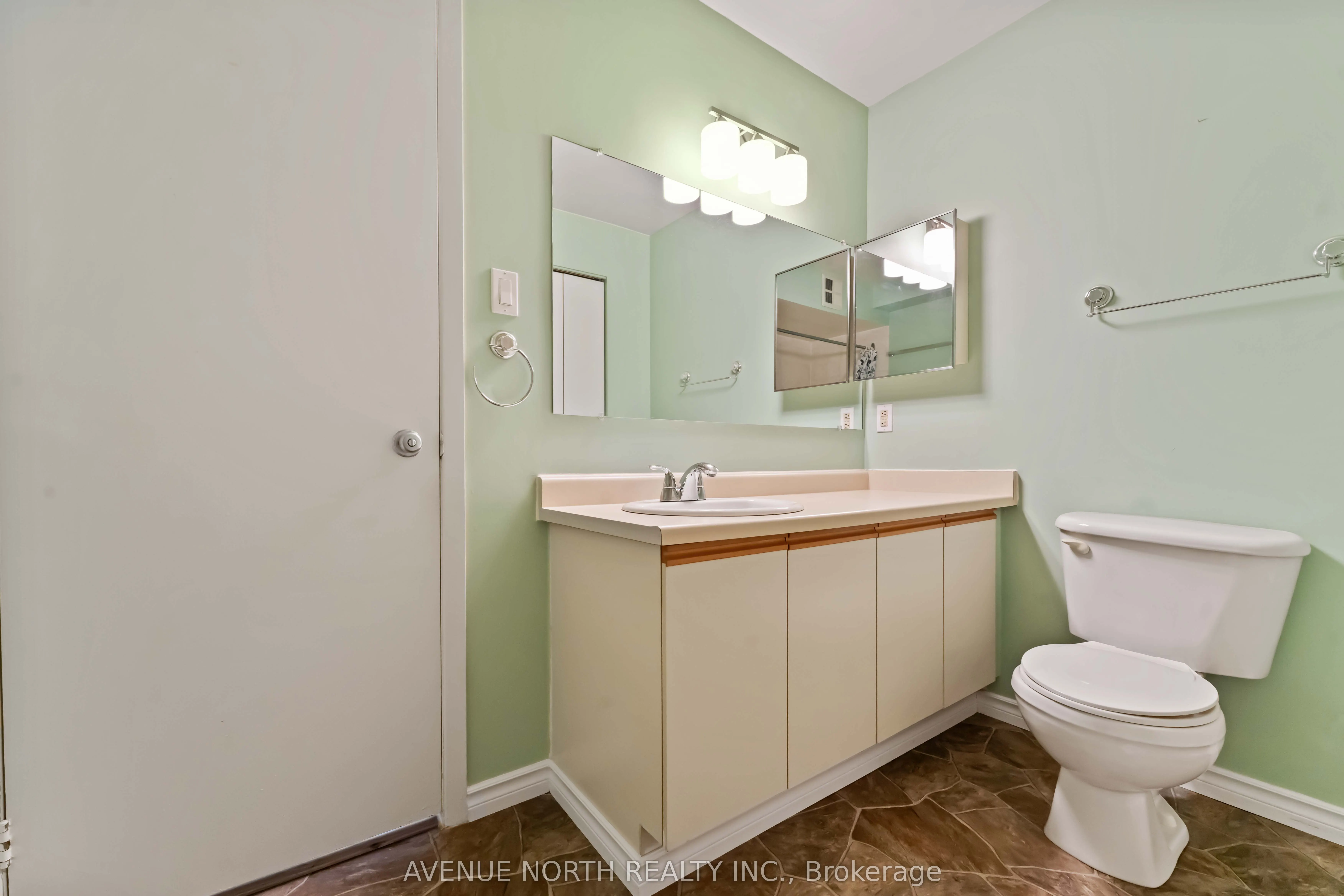 214 Viewmount Drive, #200