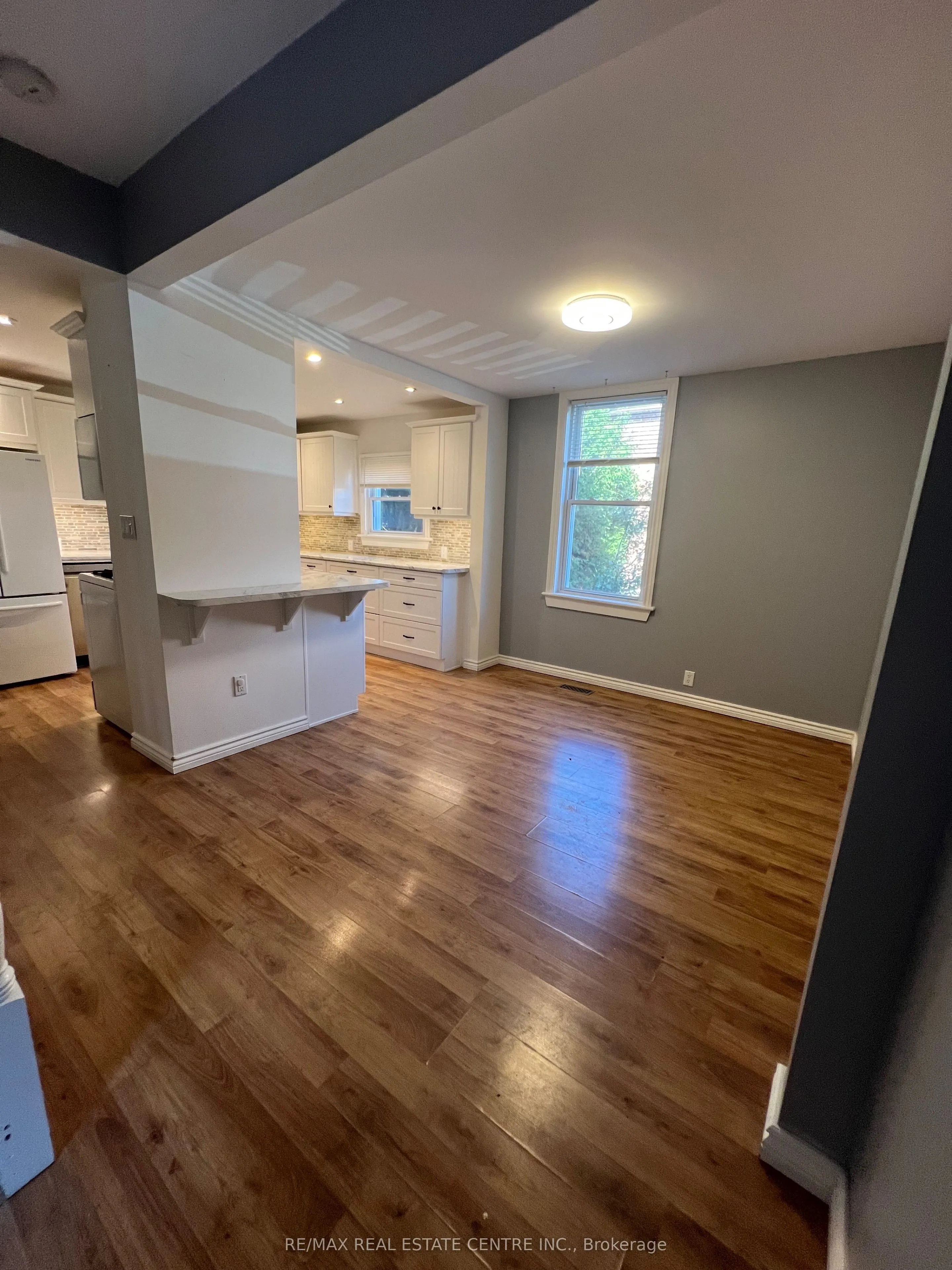 140 Main Street W