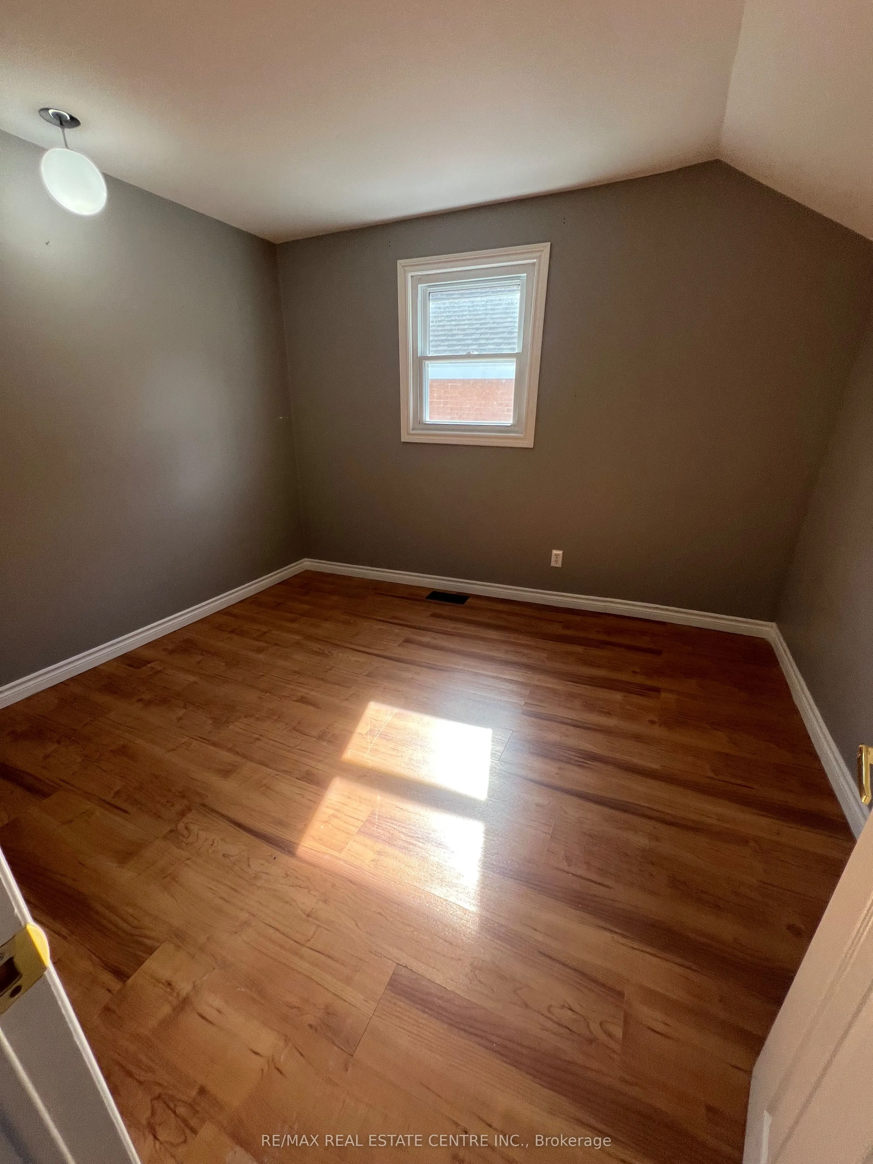 140 Main Street W