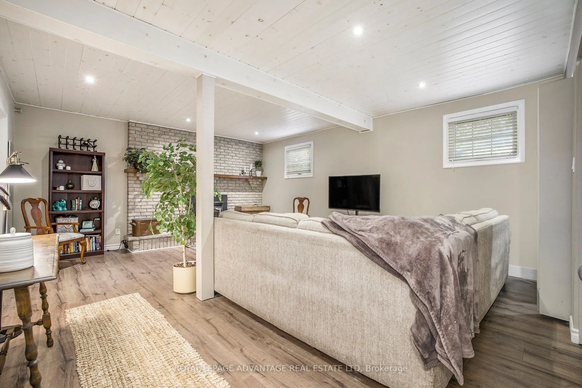 6 Fairlane Drive