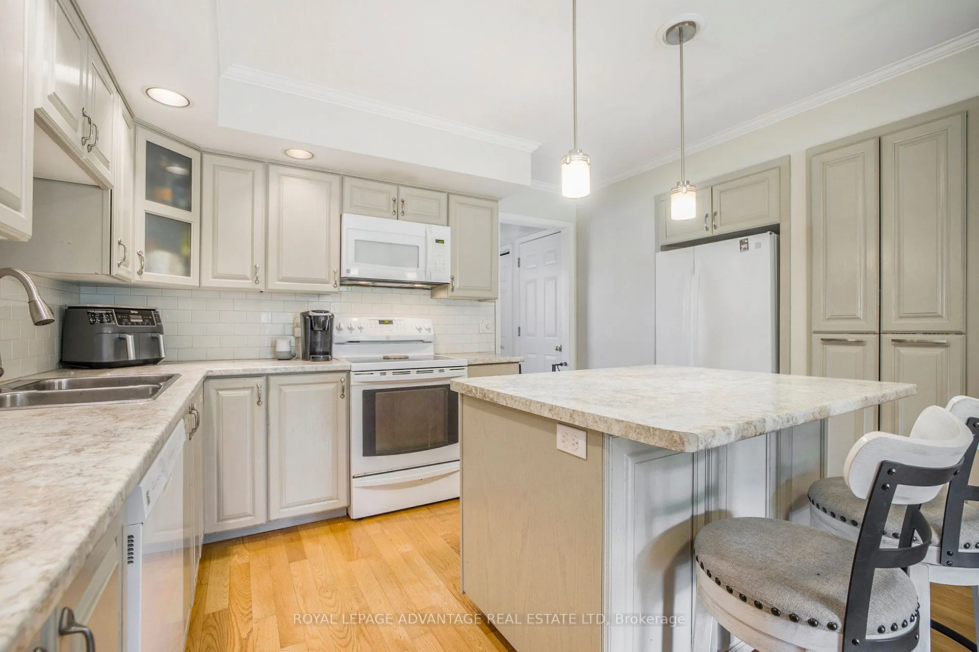 6 Fairlane Drive