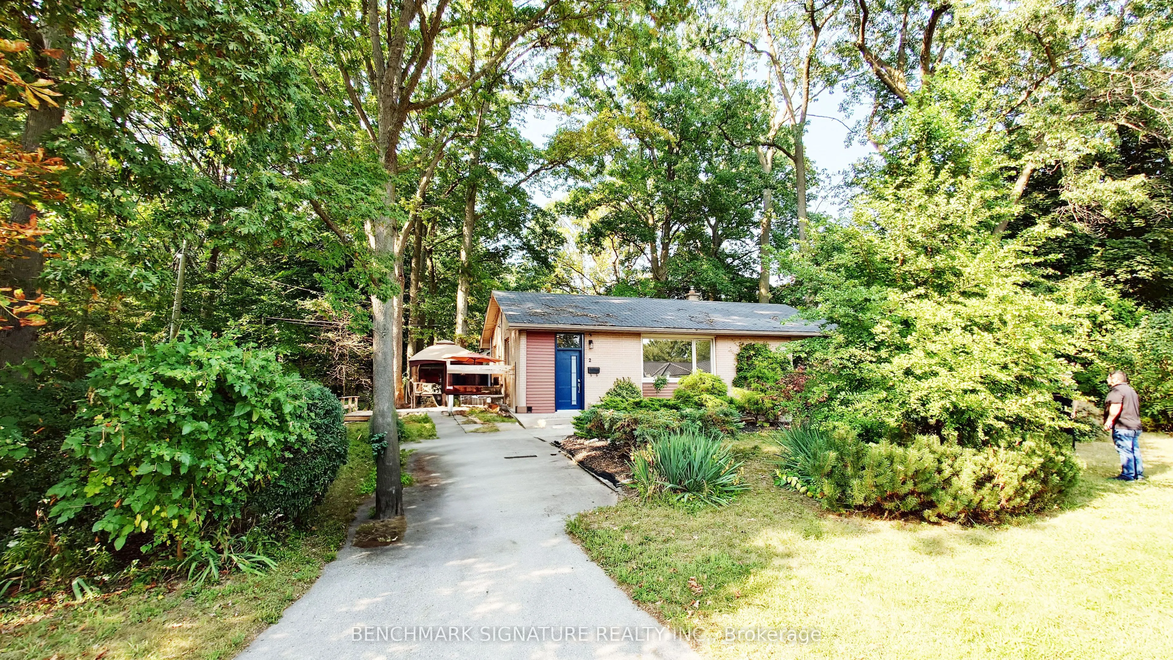2 ALGONQUIN Crescent
