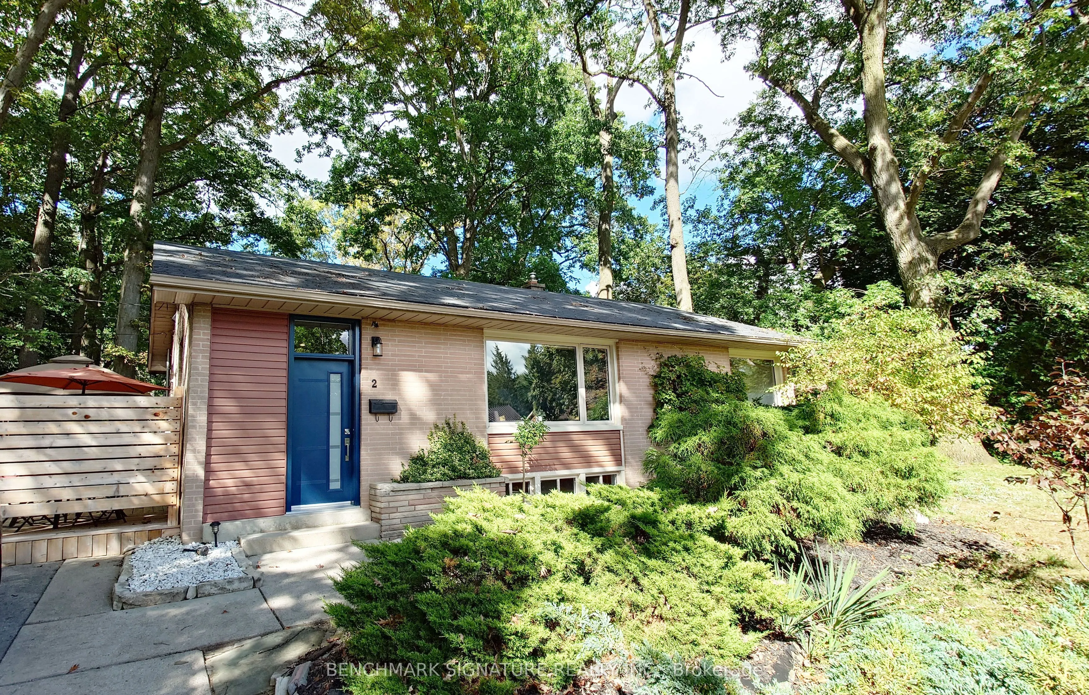 2 ALGONQUIN Crescent