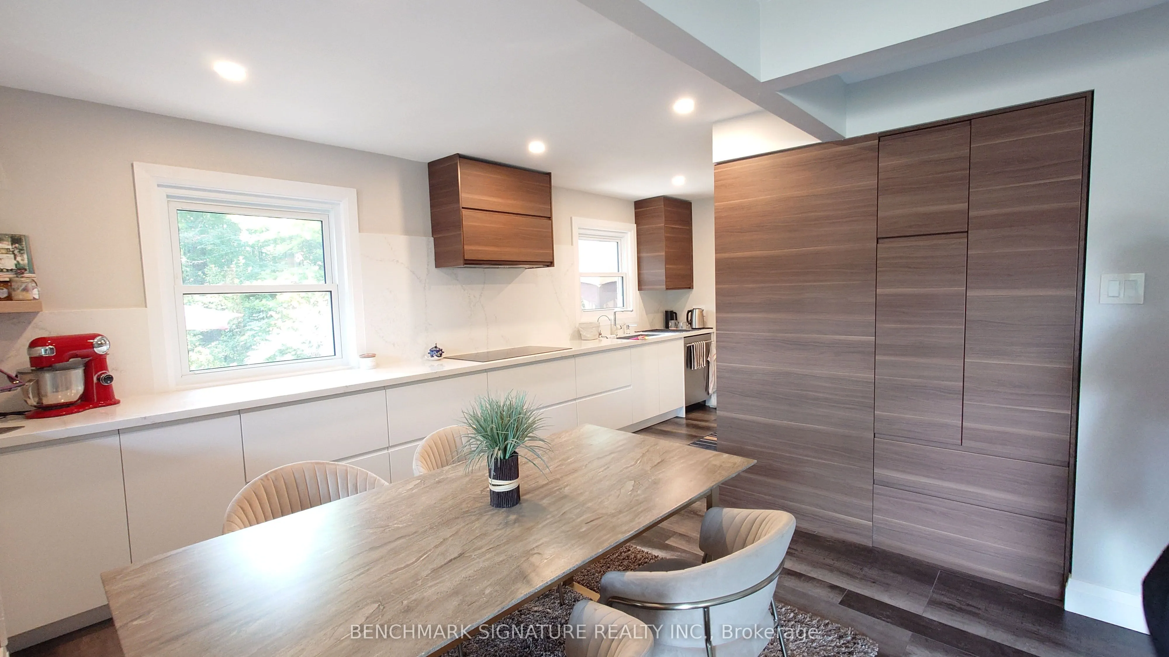 2 ALGONQUIN Crescent