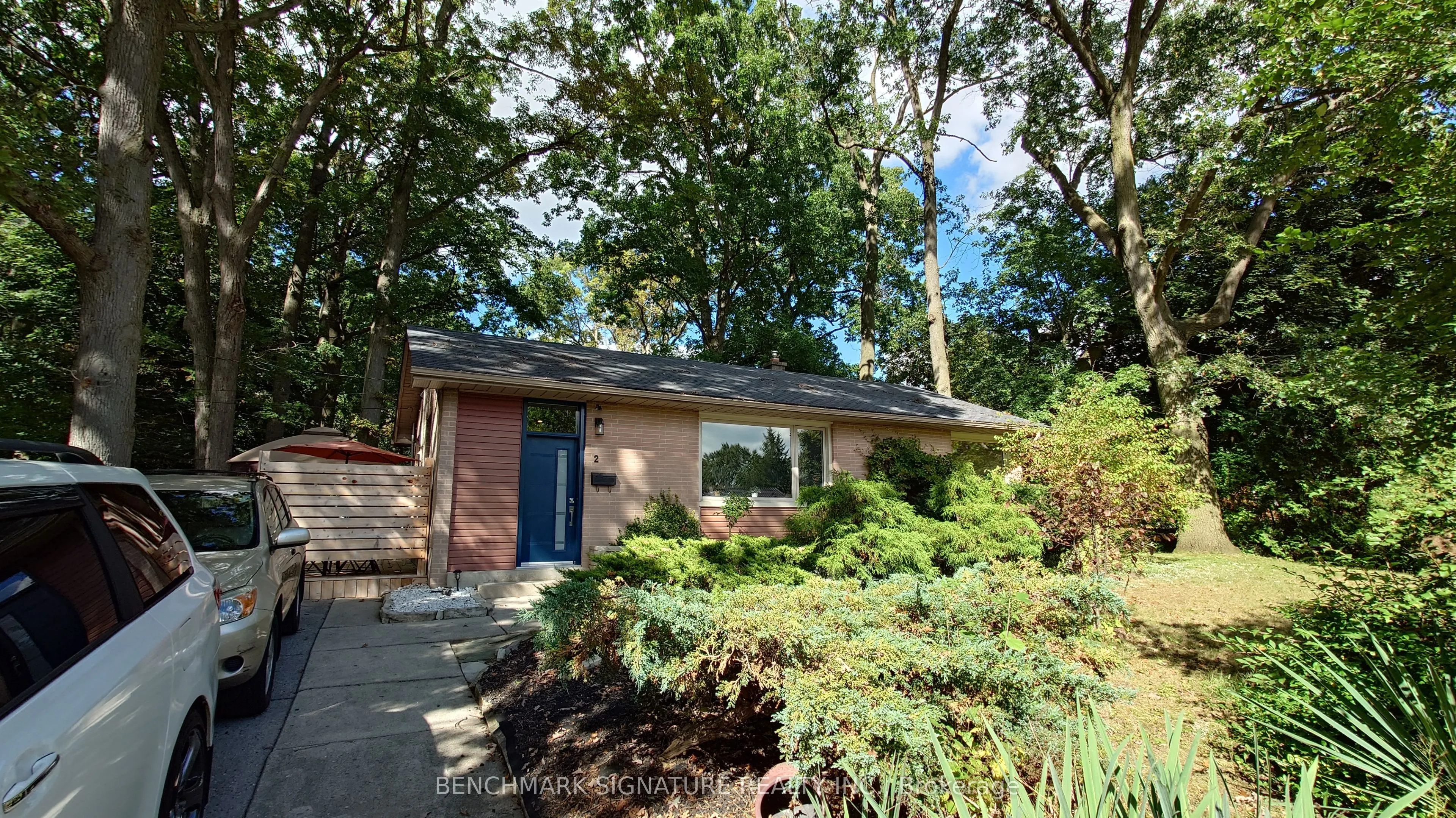 2 ALGONQUIN Crescent