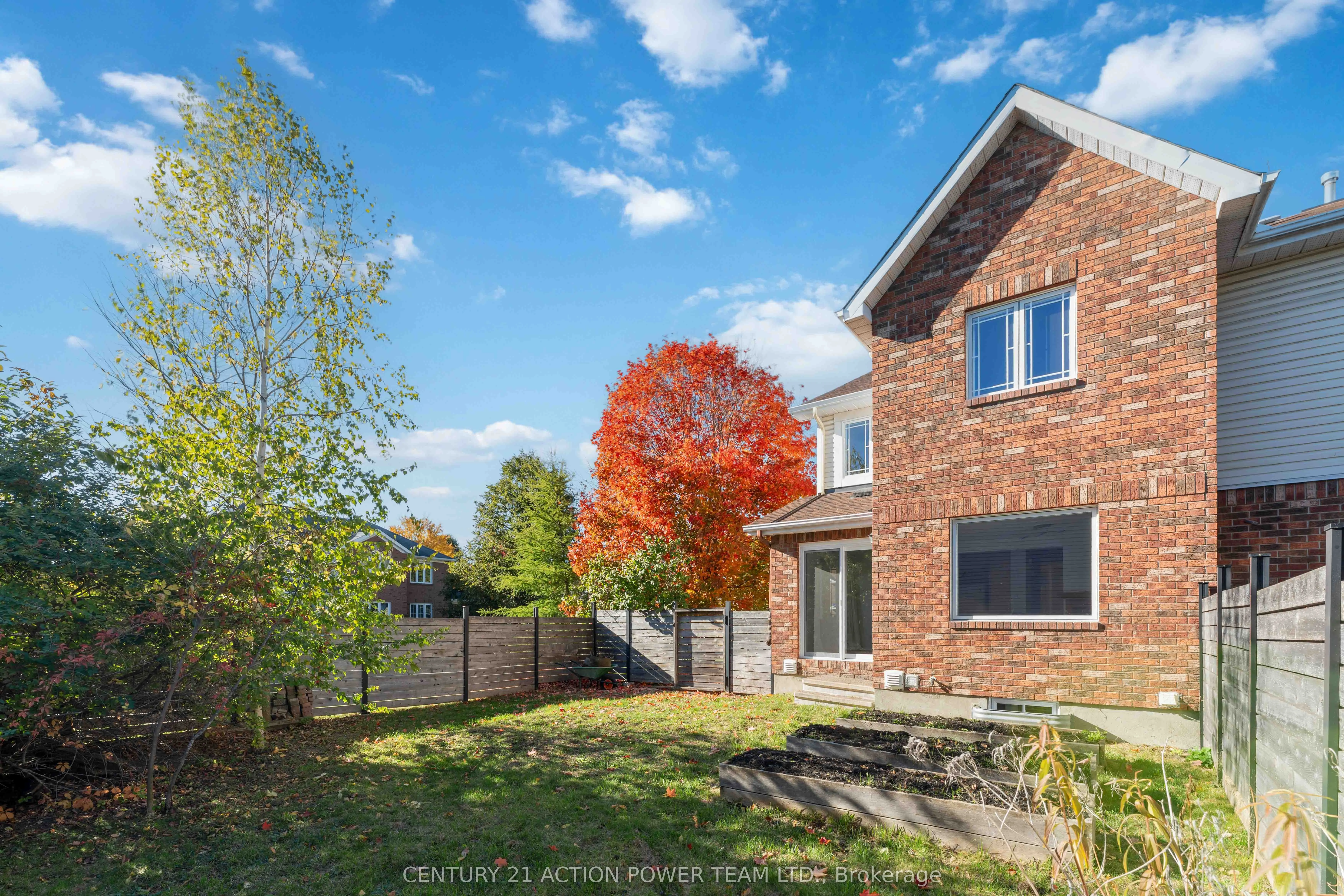 20 Woodford Way N