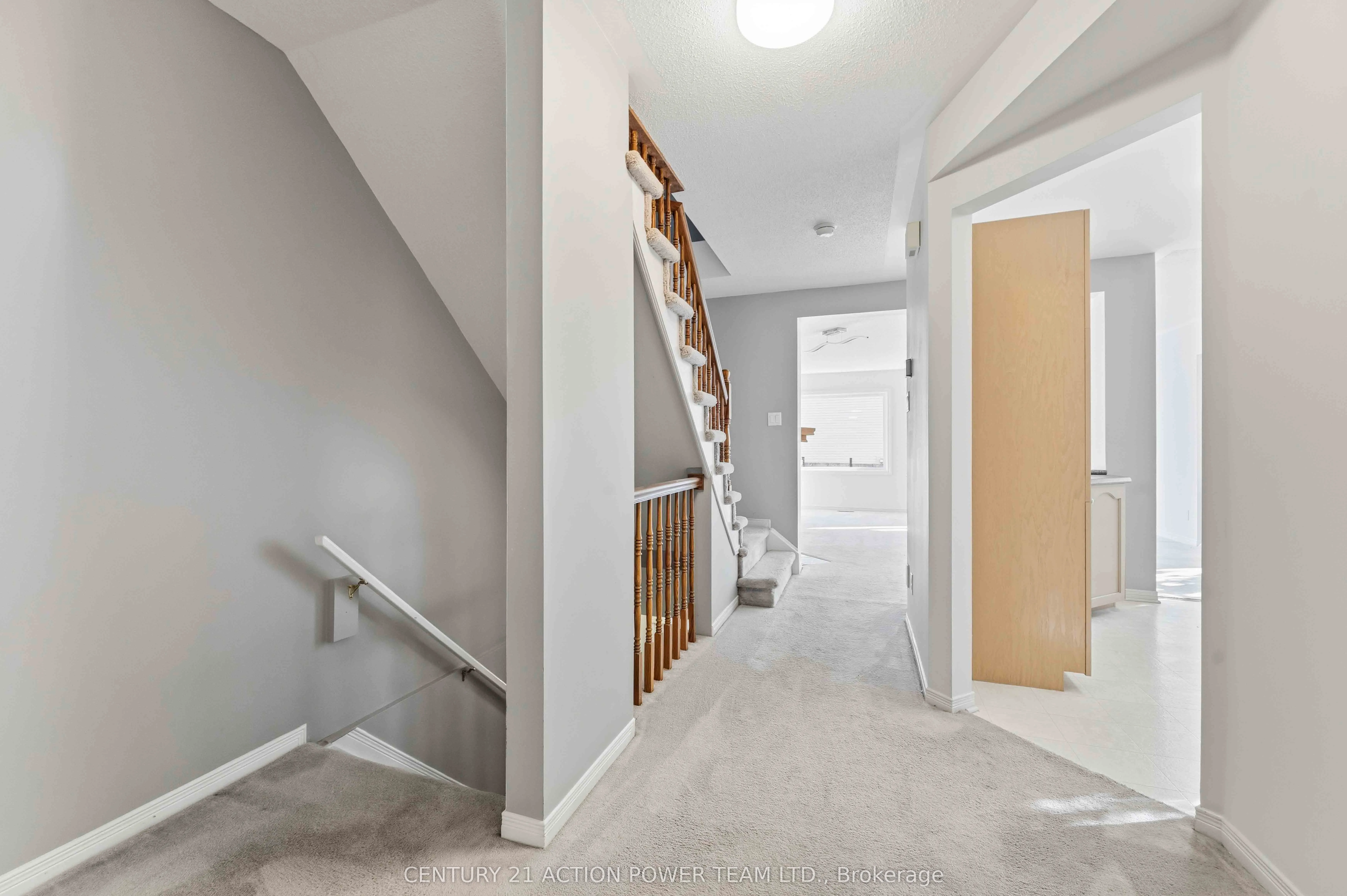 20 Woodford Way N