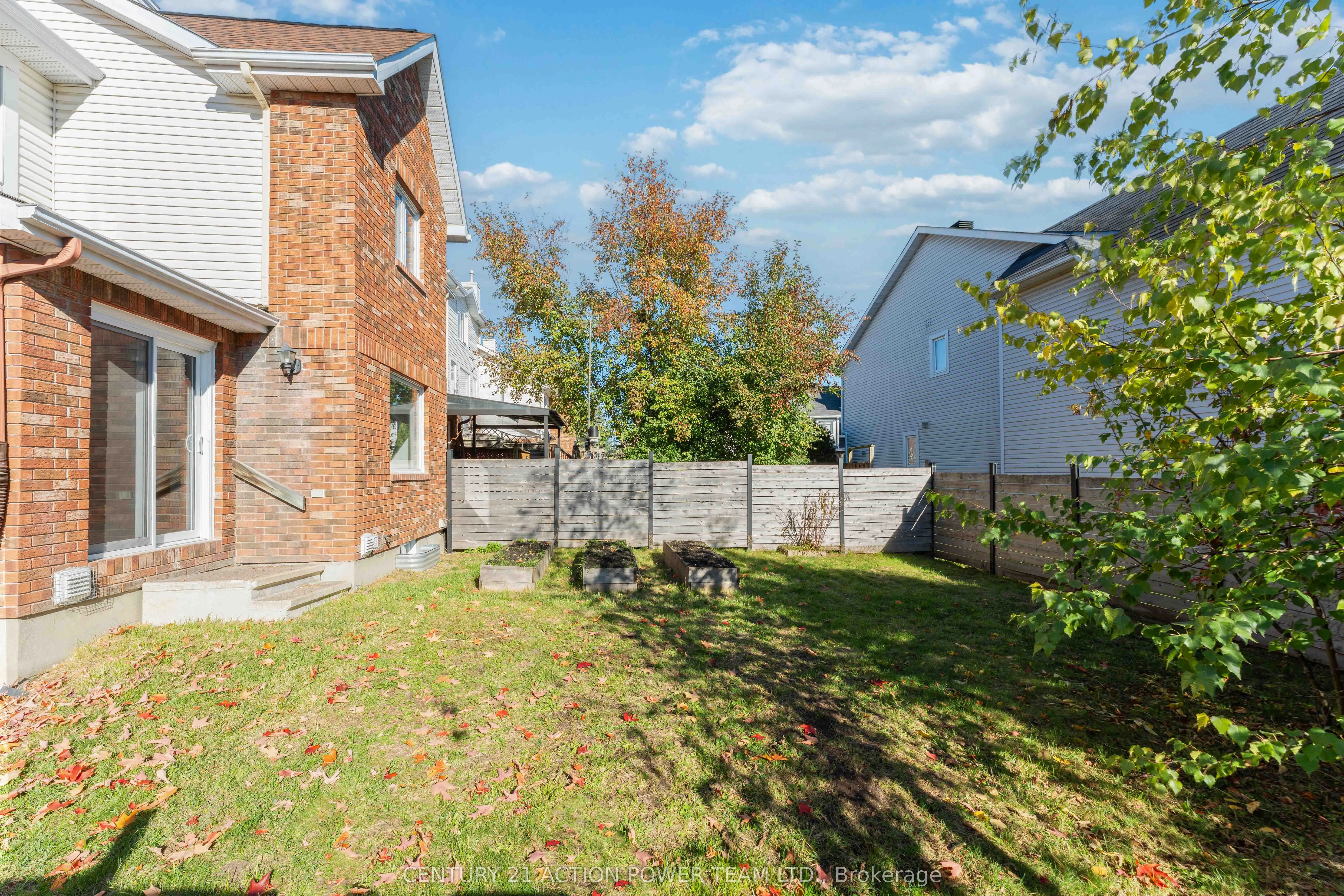 20 Woodford Way N