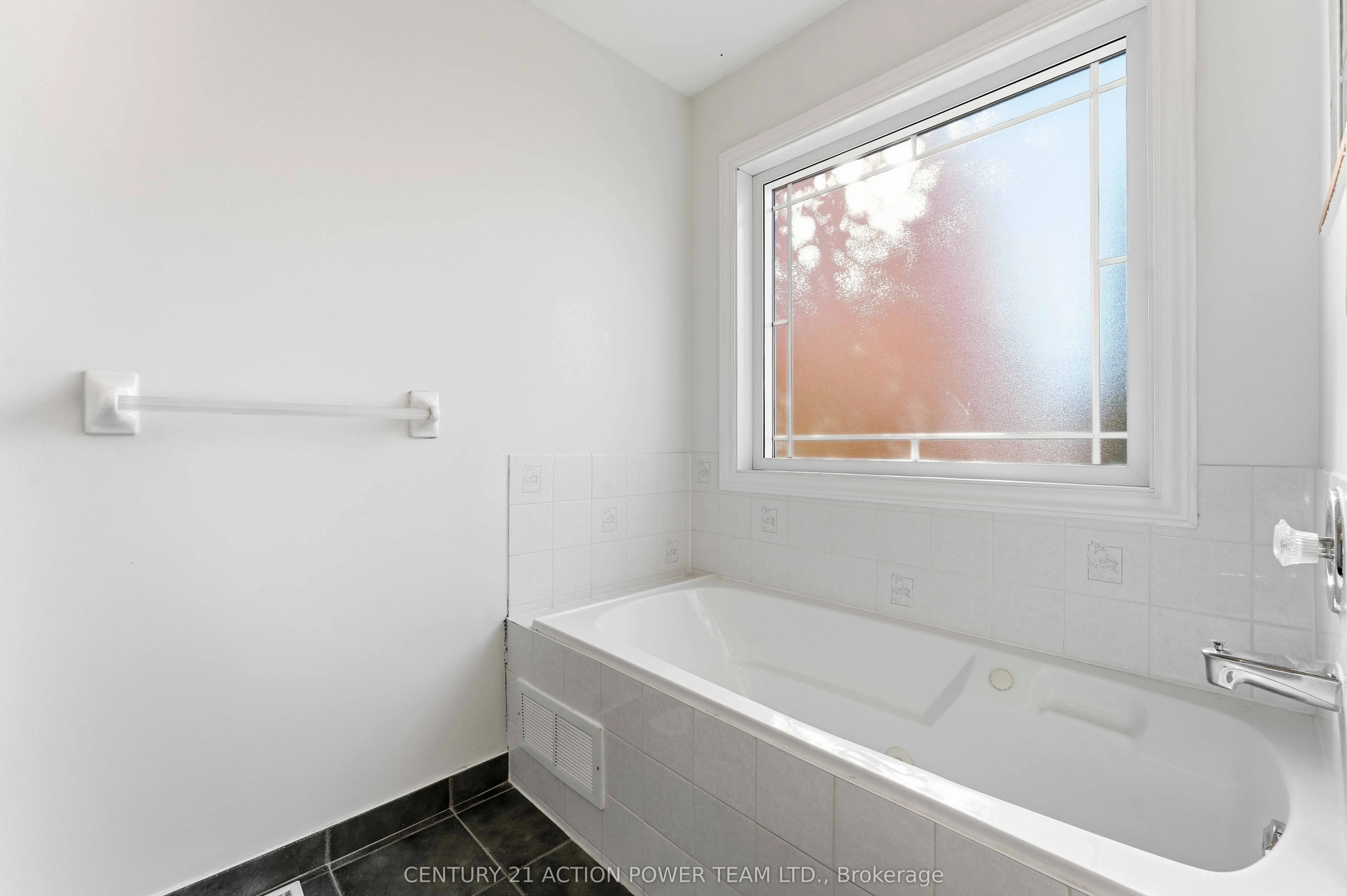 20 Woodford Way N