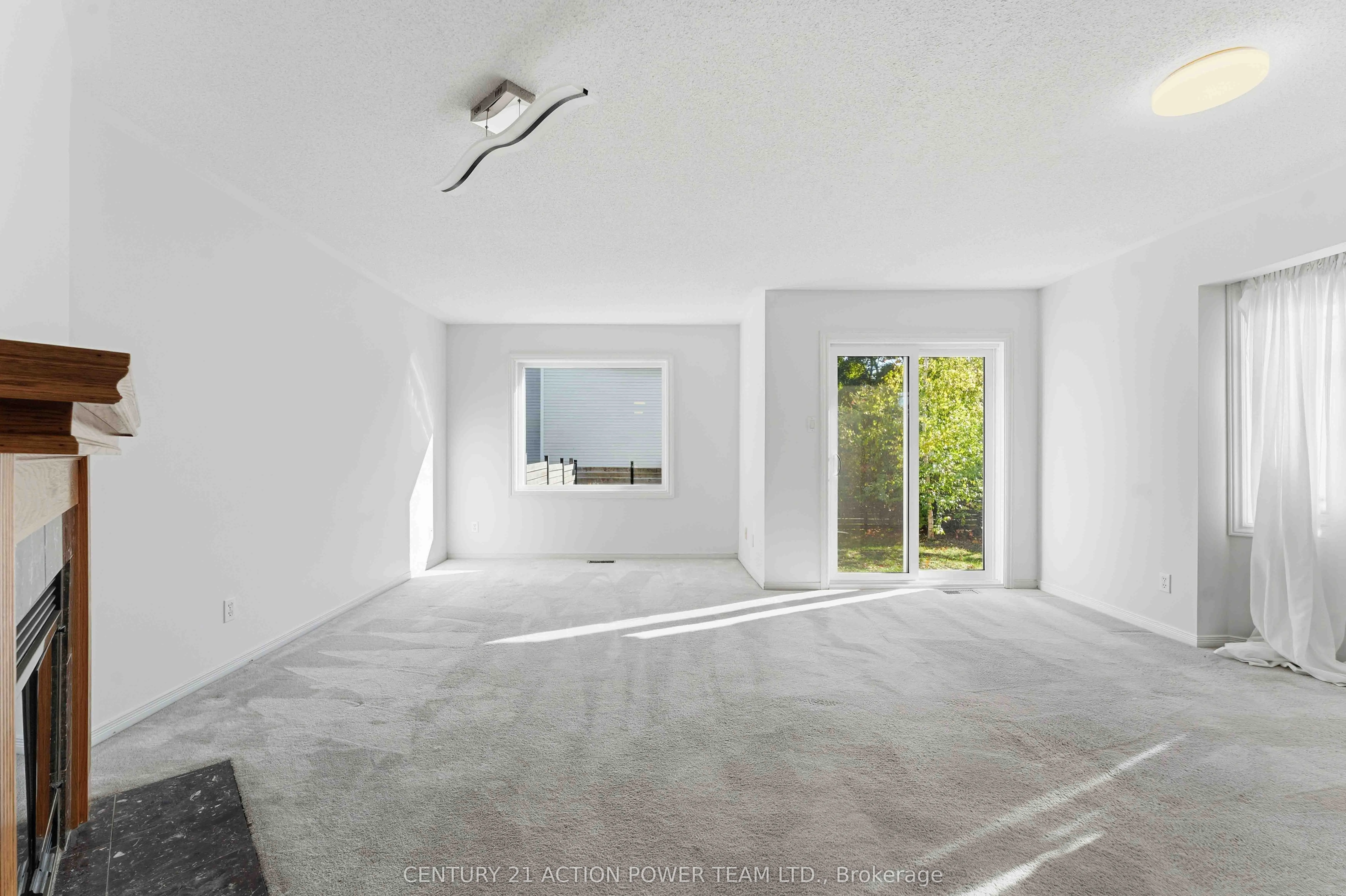 20 Woodford Way N