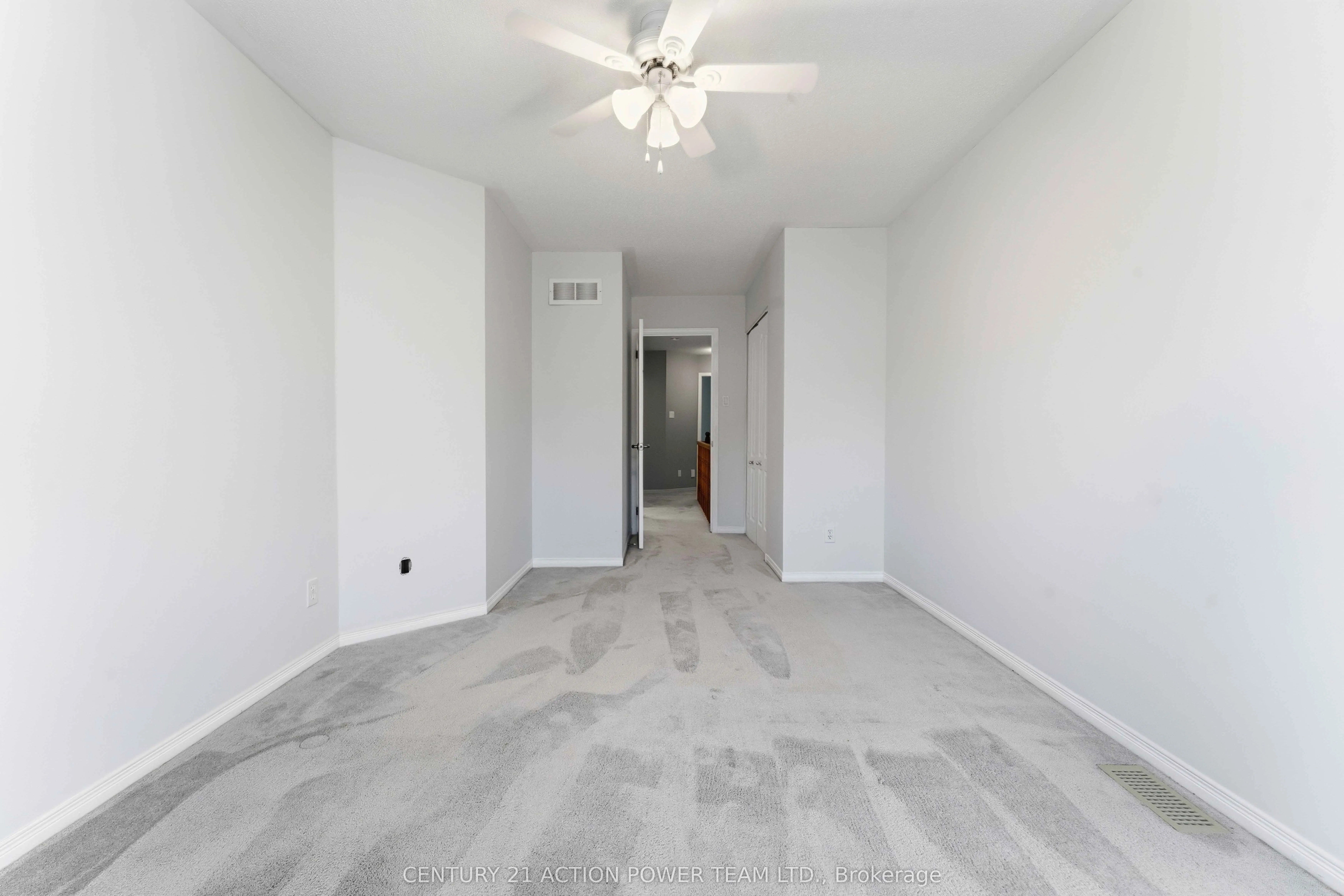 20 Woodford Way N