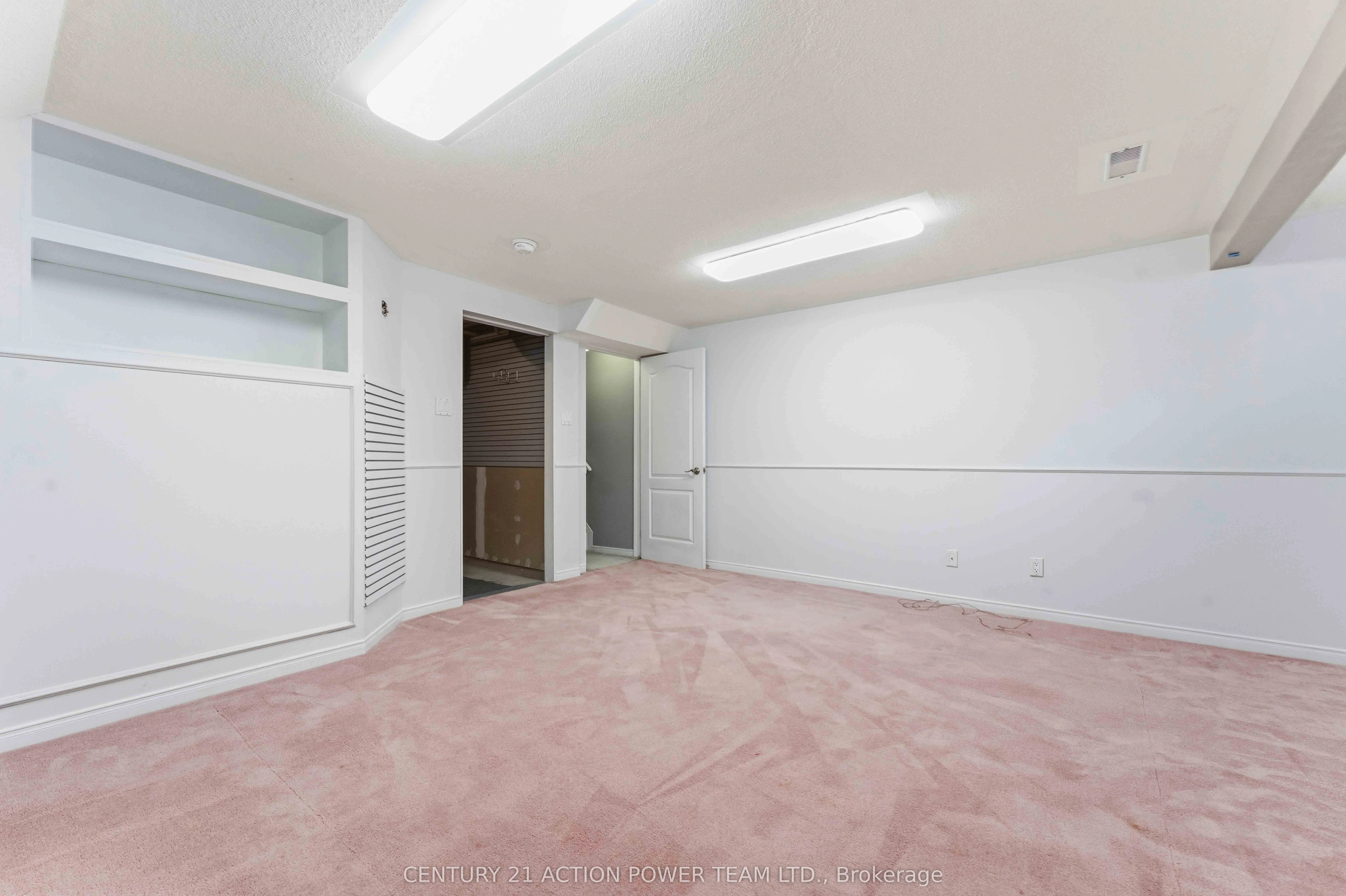 20 Woodford Way N