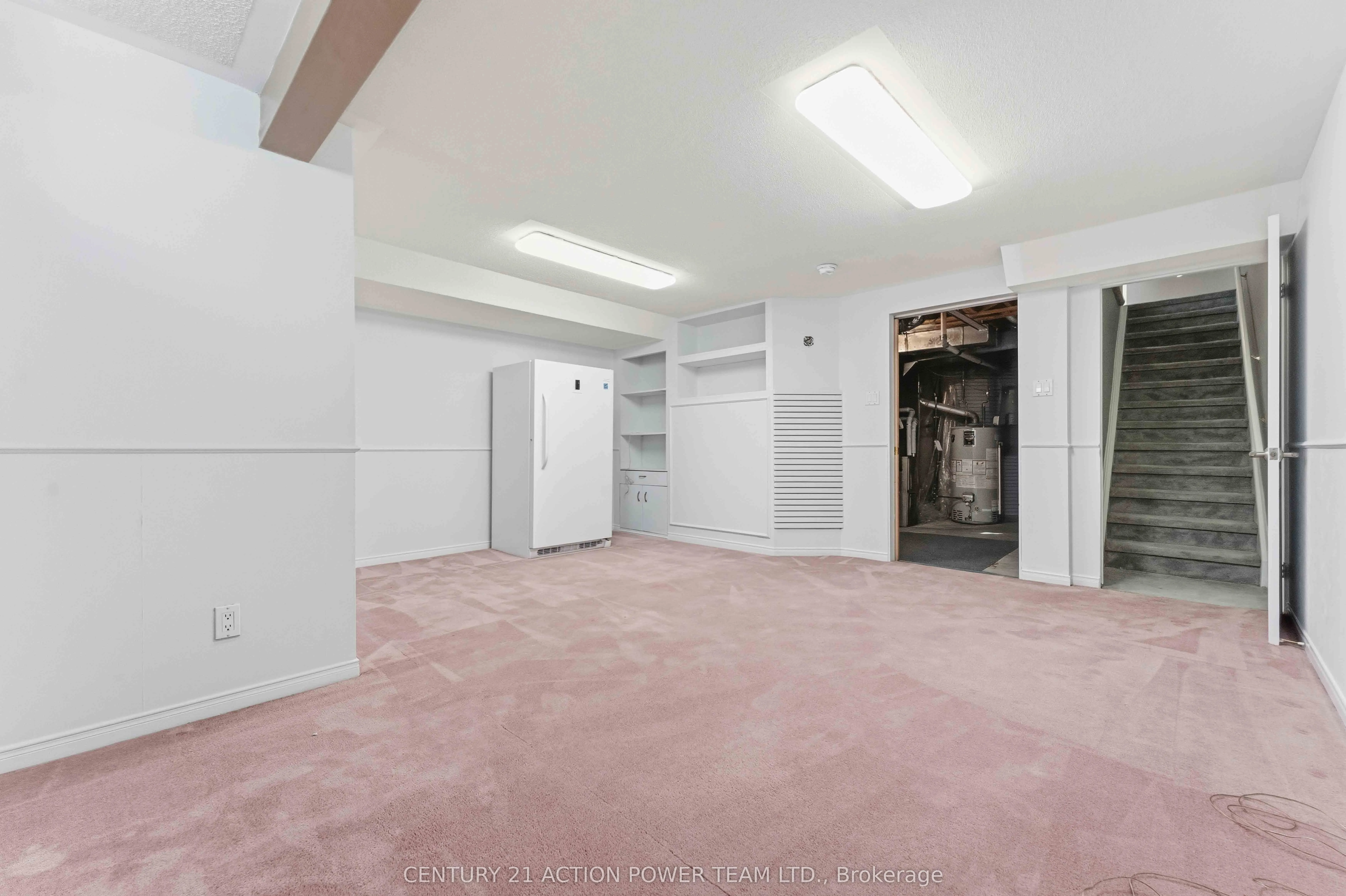 20 Woodford Way N