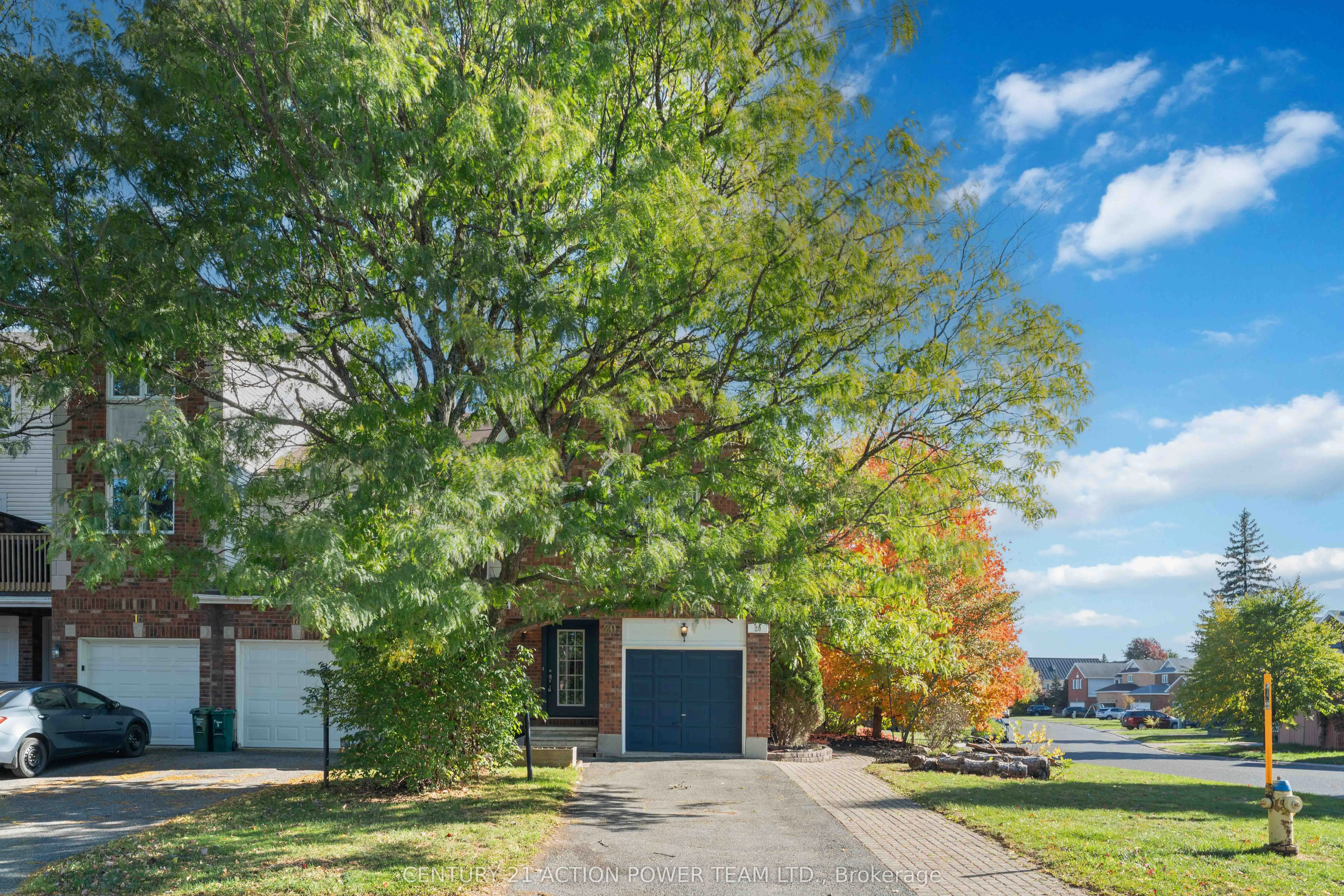 20 Woodford Way N