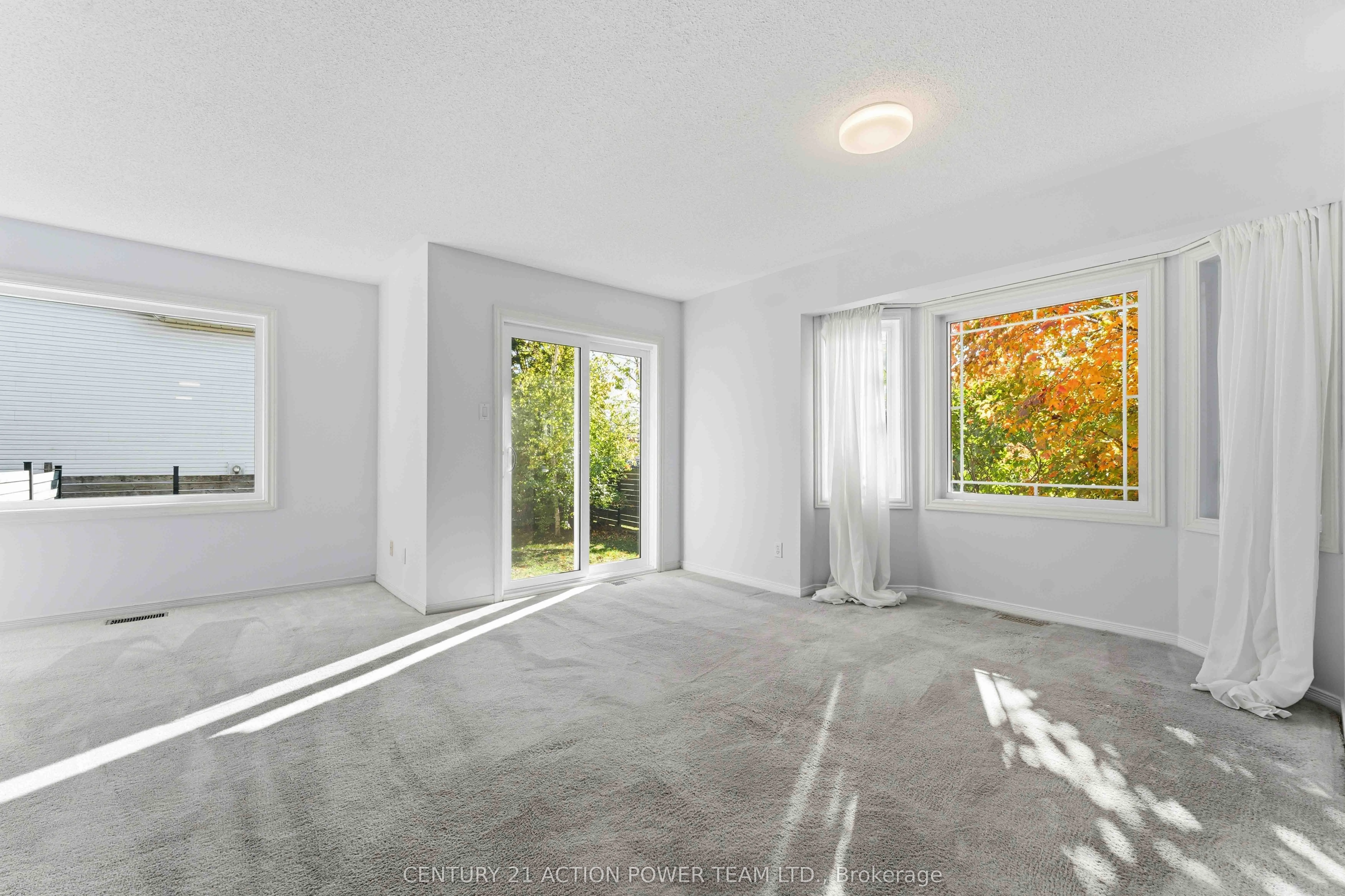20 Woodford Way N