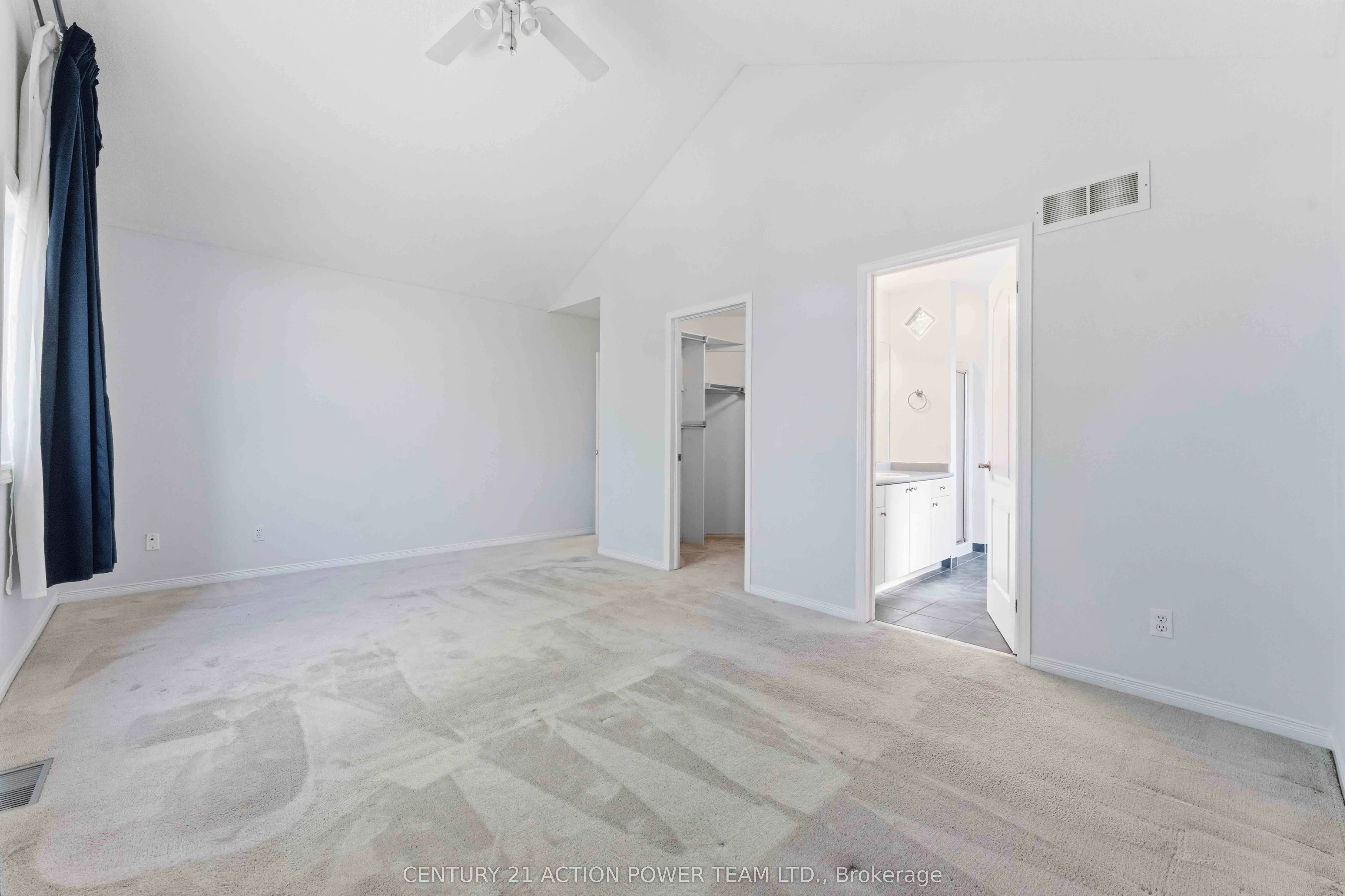 20 Woodford Way N