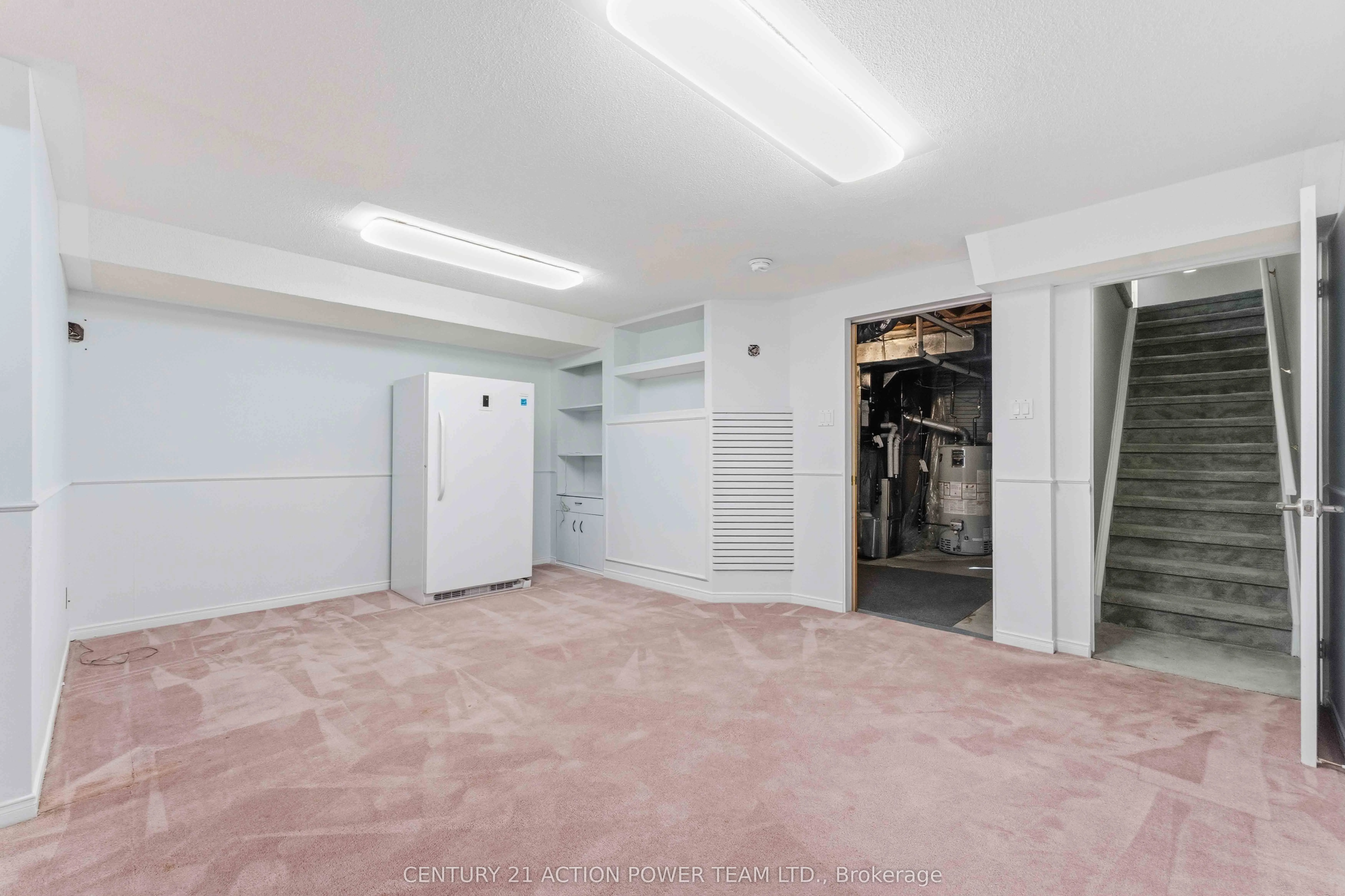 20 Woodford Way N