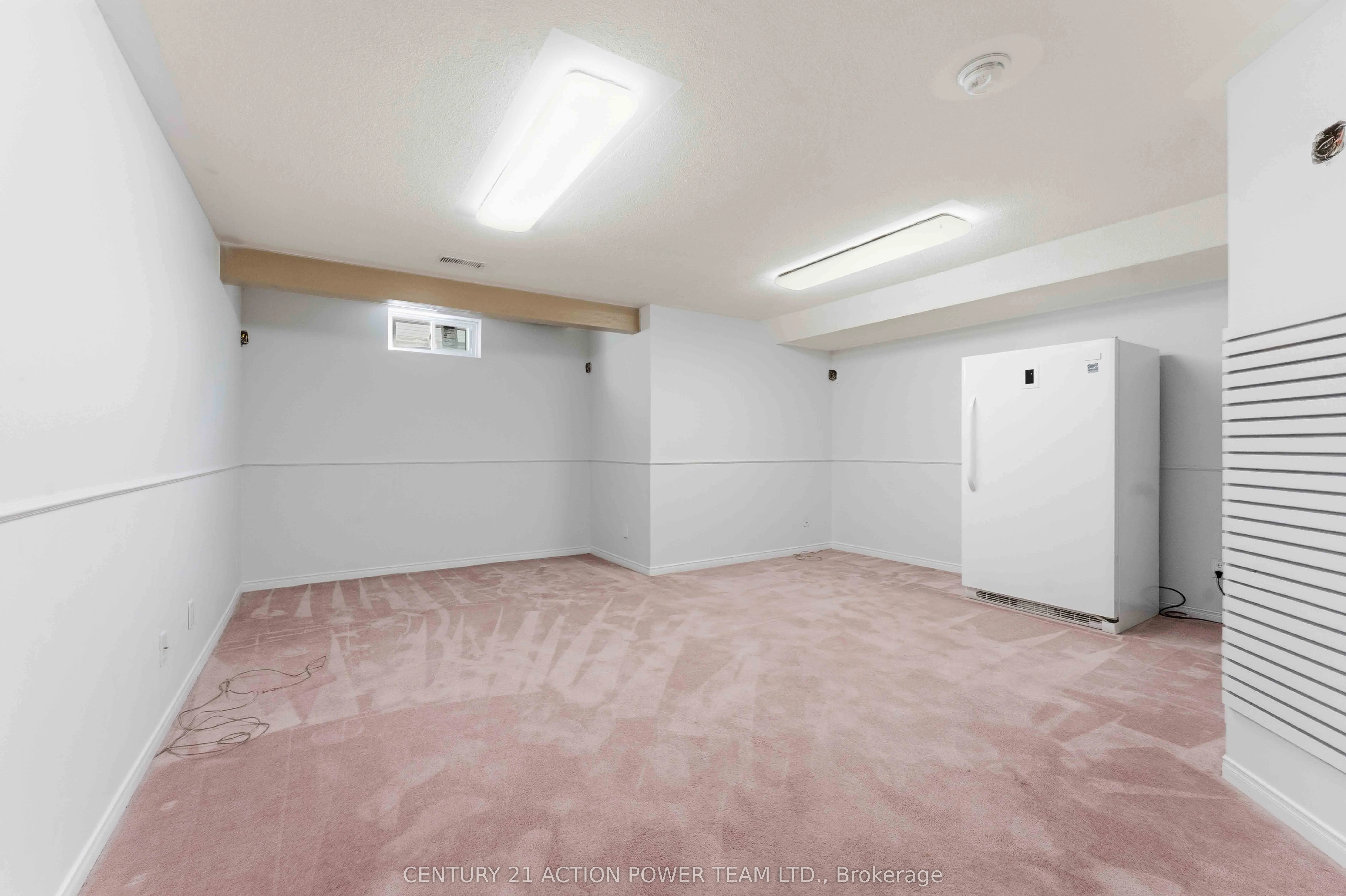20 Woodford Way N