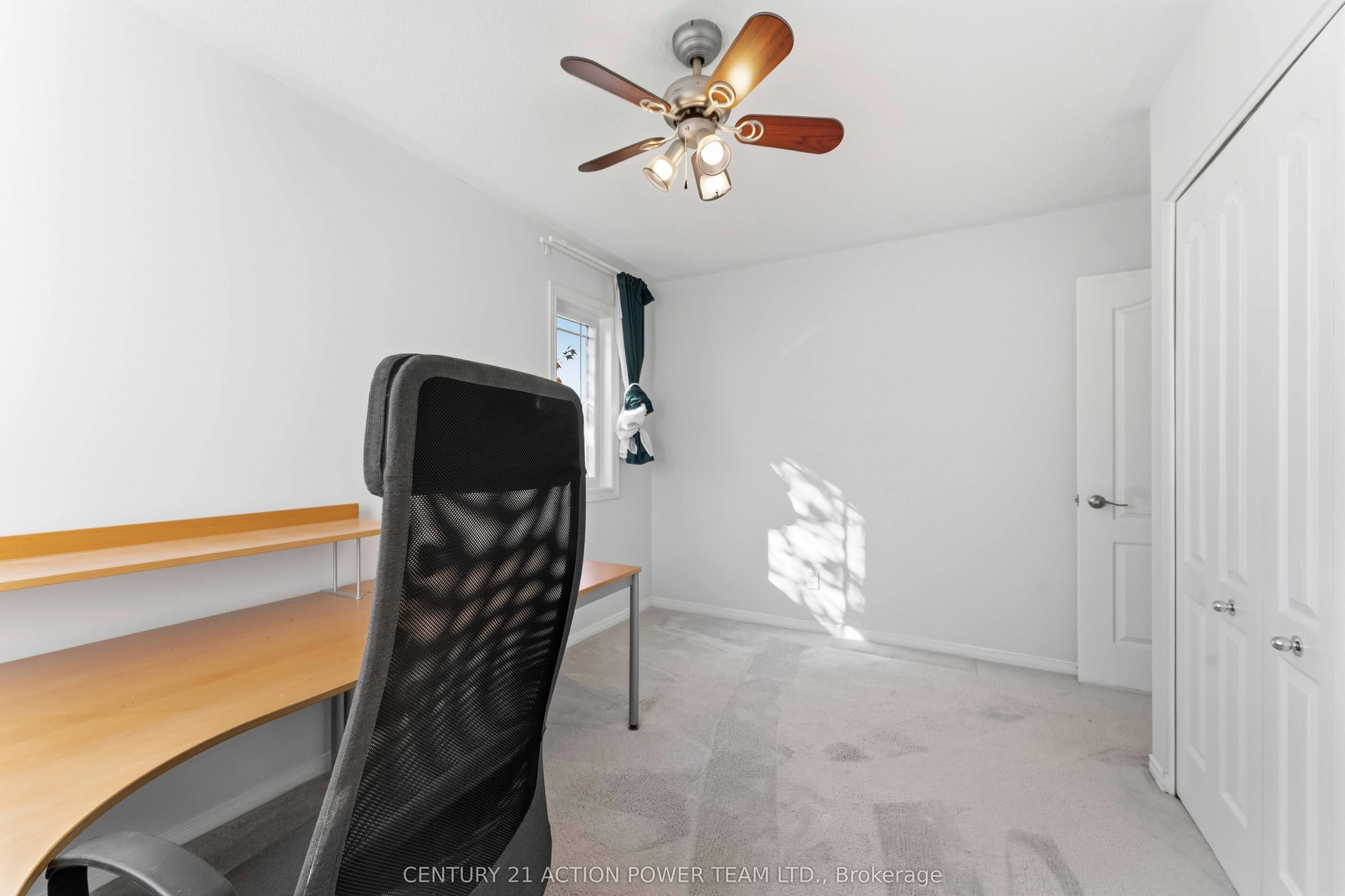 20 Woodford Way N