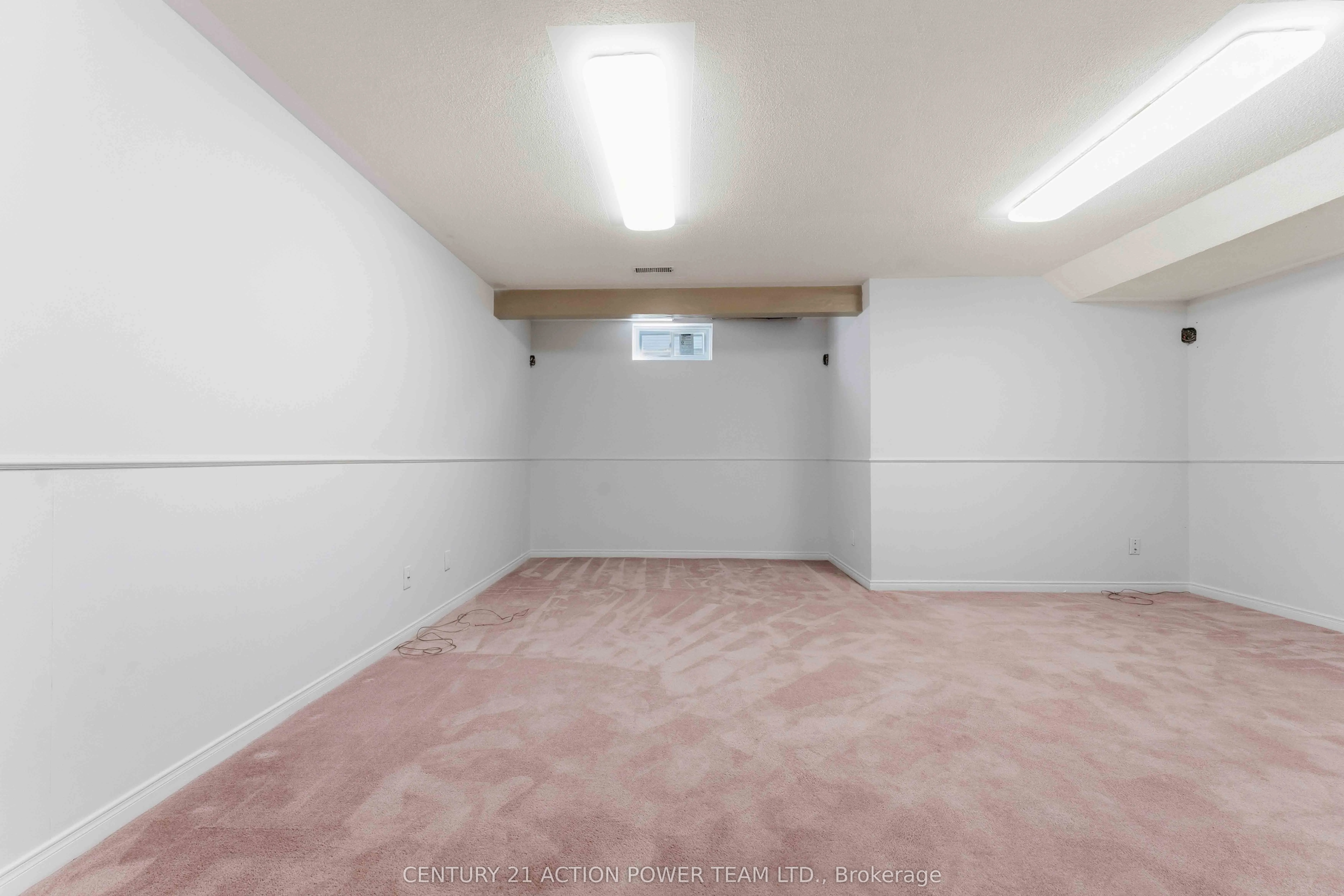 20 Woodford Way N