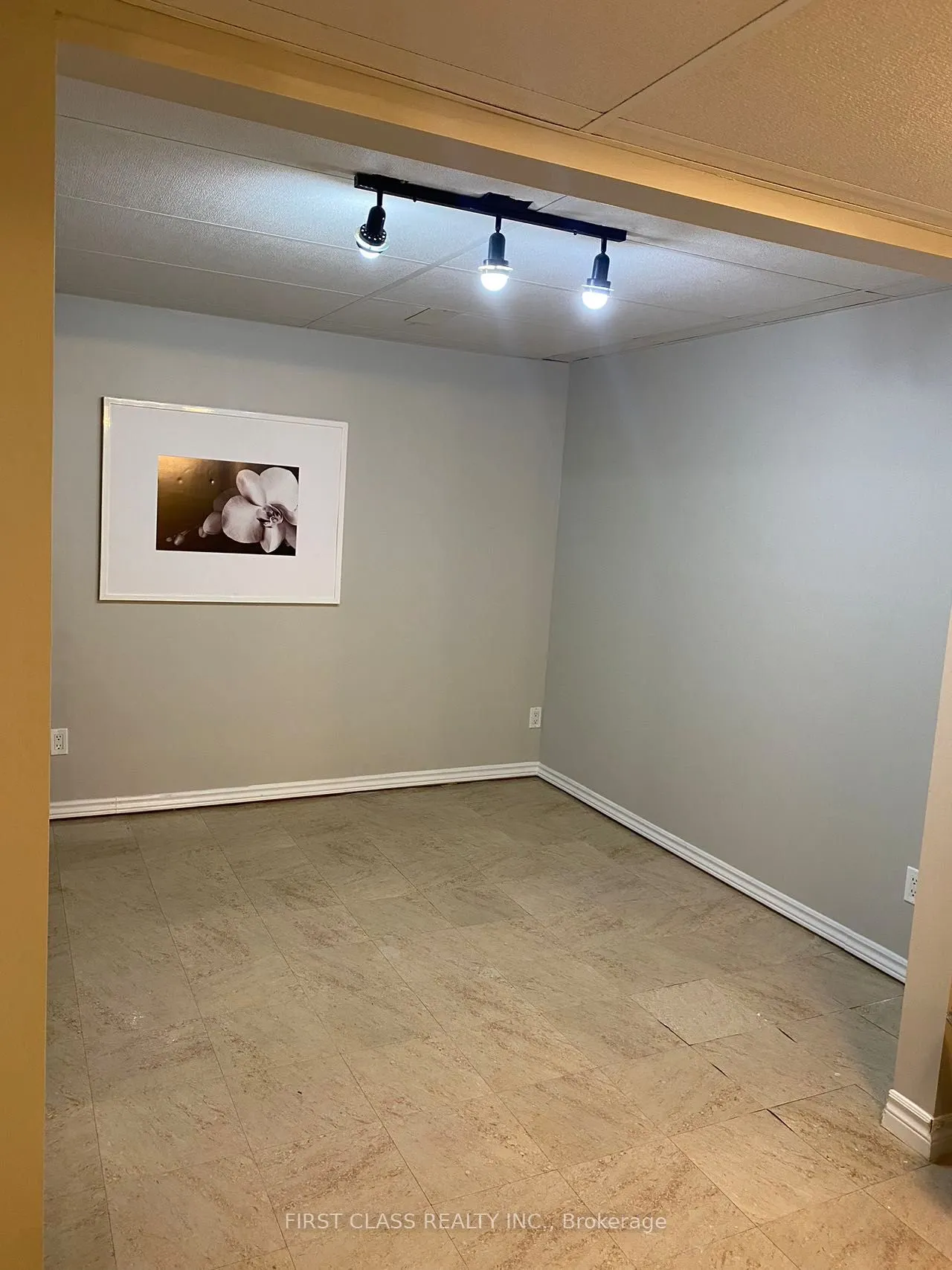 576 Kortright Road W
