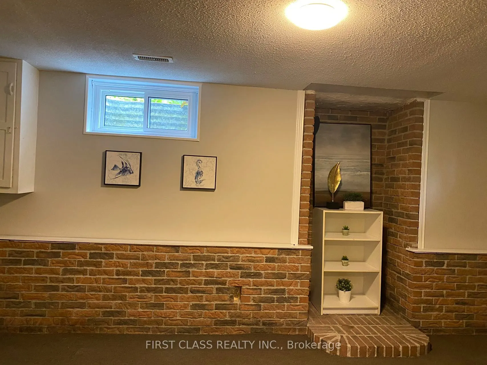 576 Kortright Road W