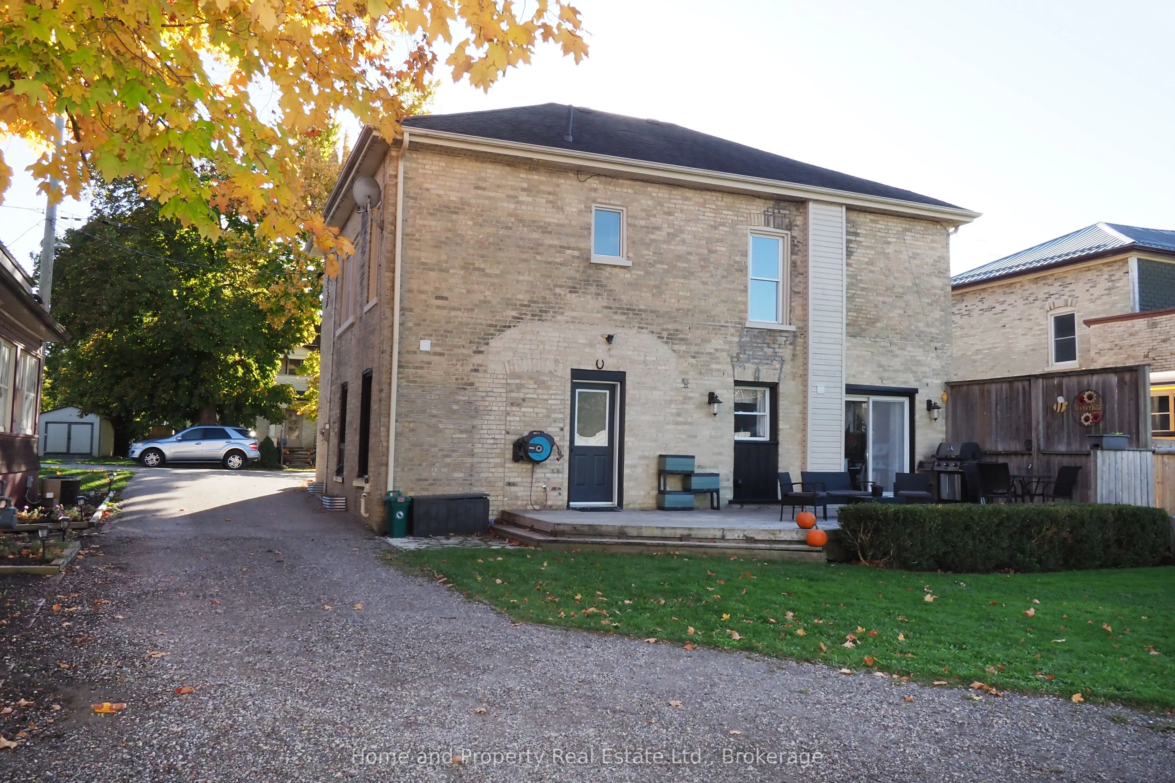 26 Main Street E