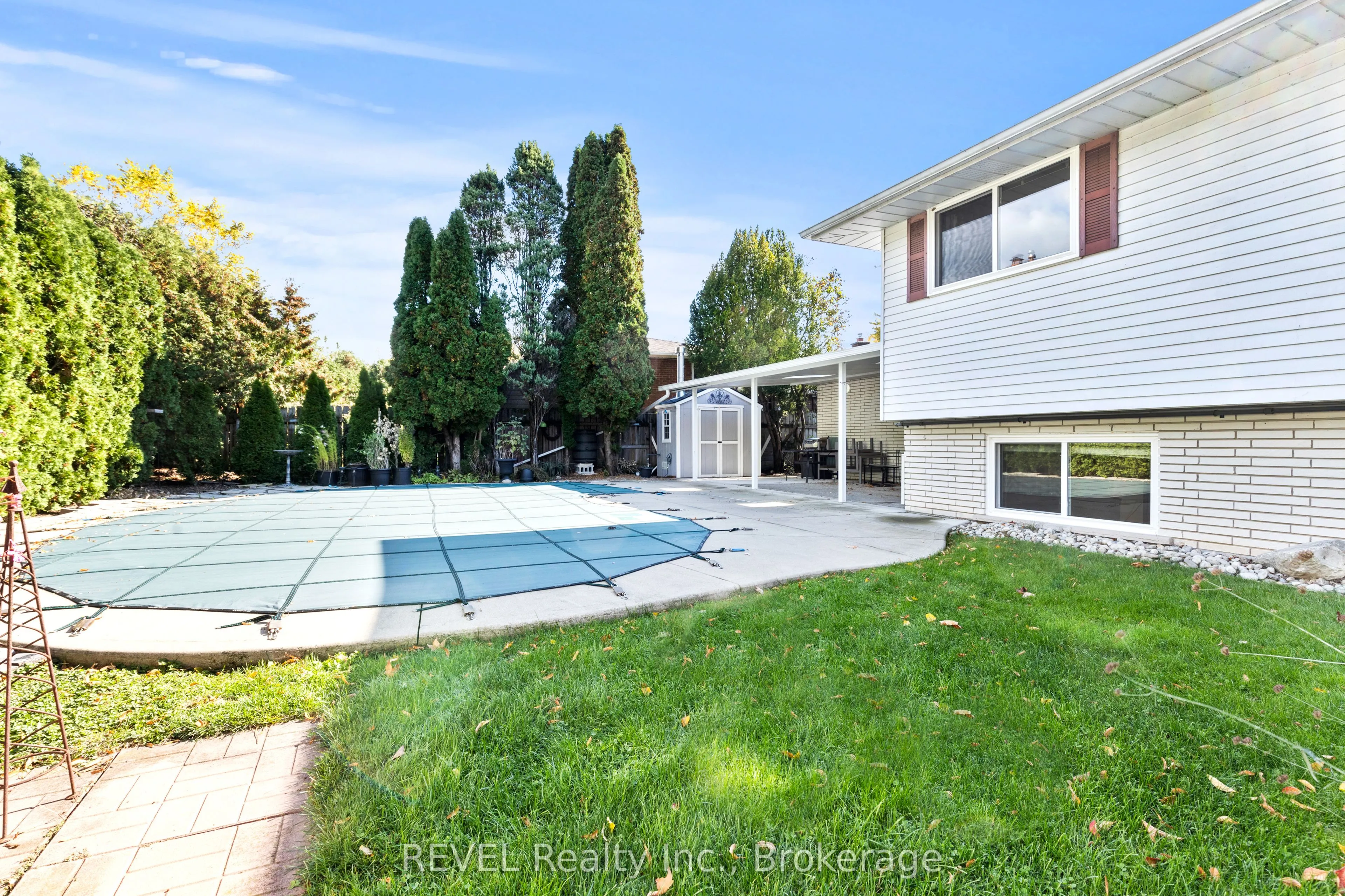 6 Lakebreeze Crescent