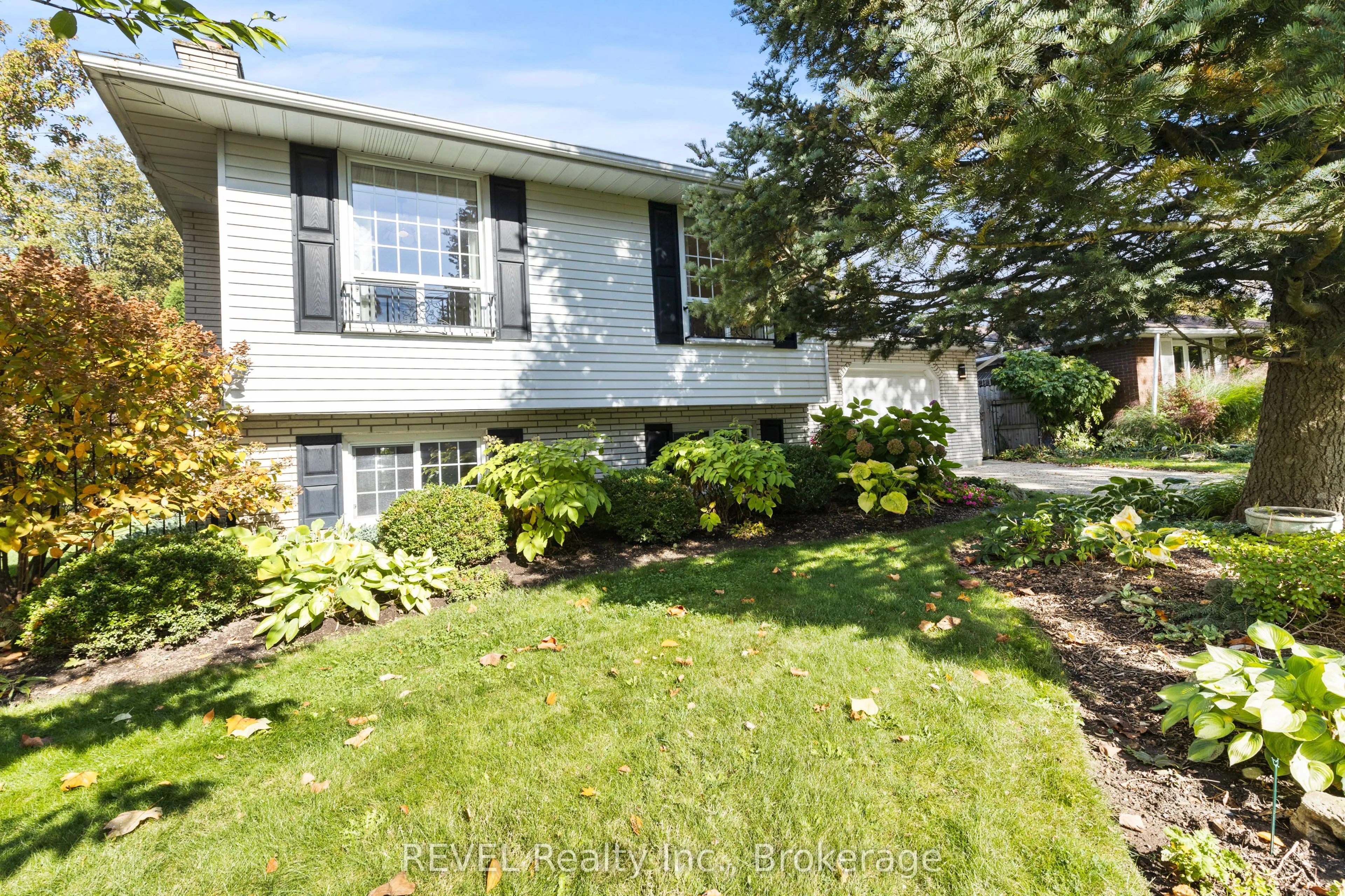6 Lakebreeze Crescent