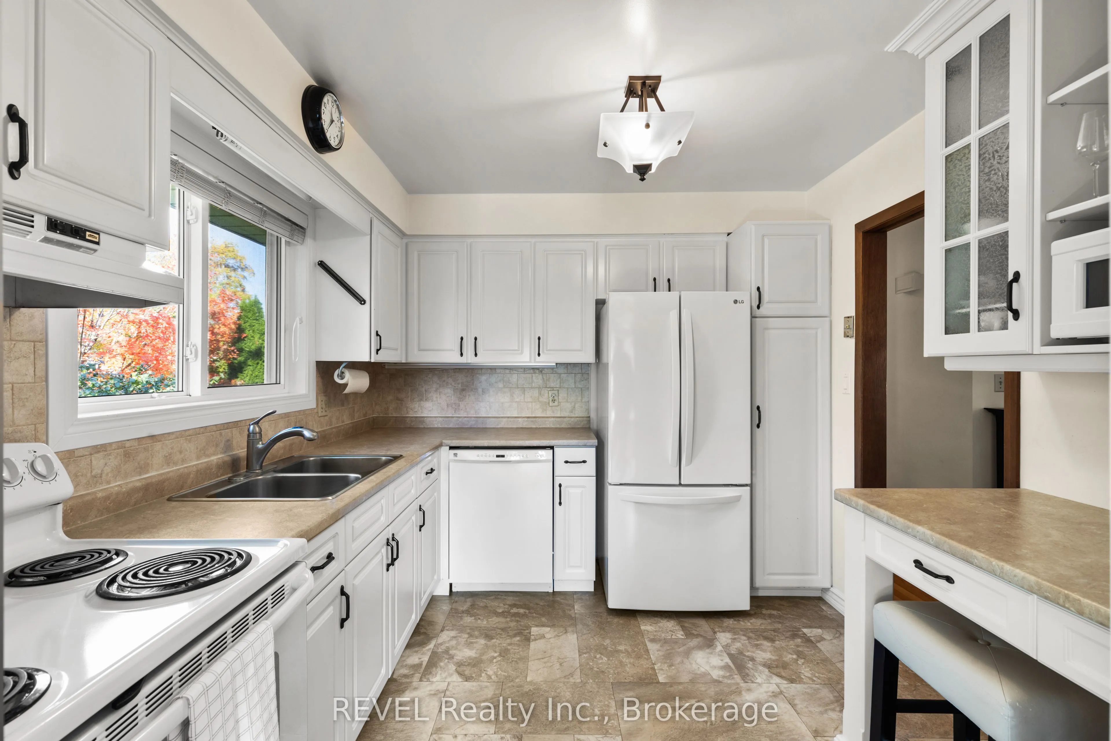 6 Lakebreeze Crescent