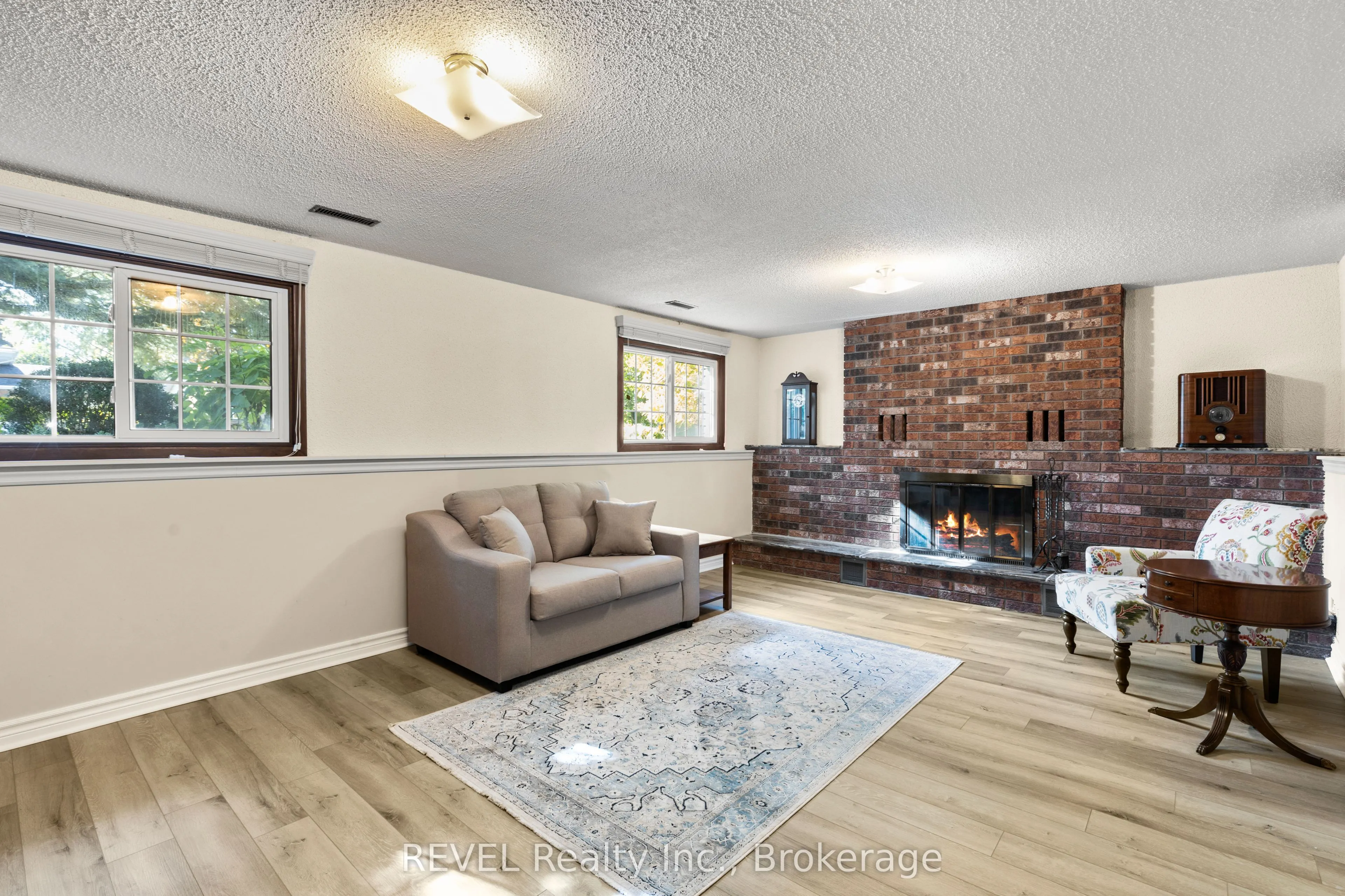 6 Lakebreeze Crescent