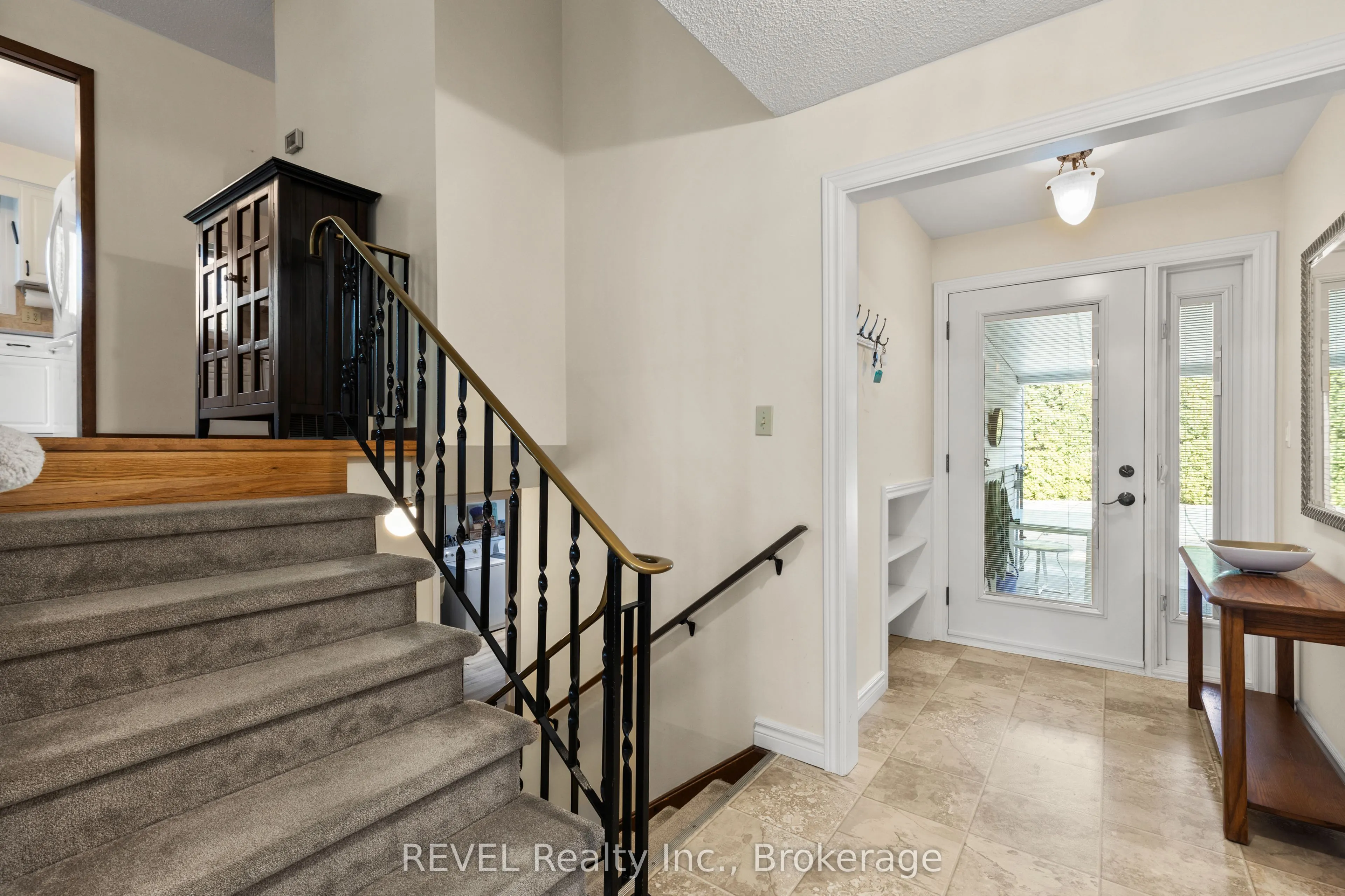 6 Lakebreeze Crescent