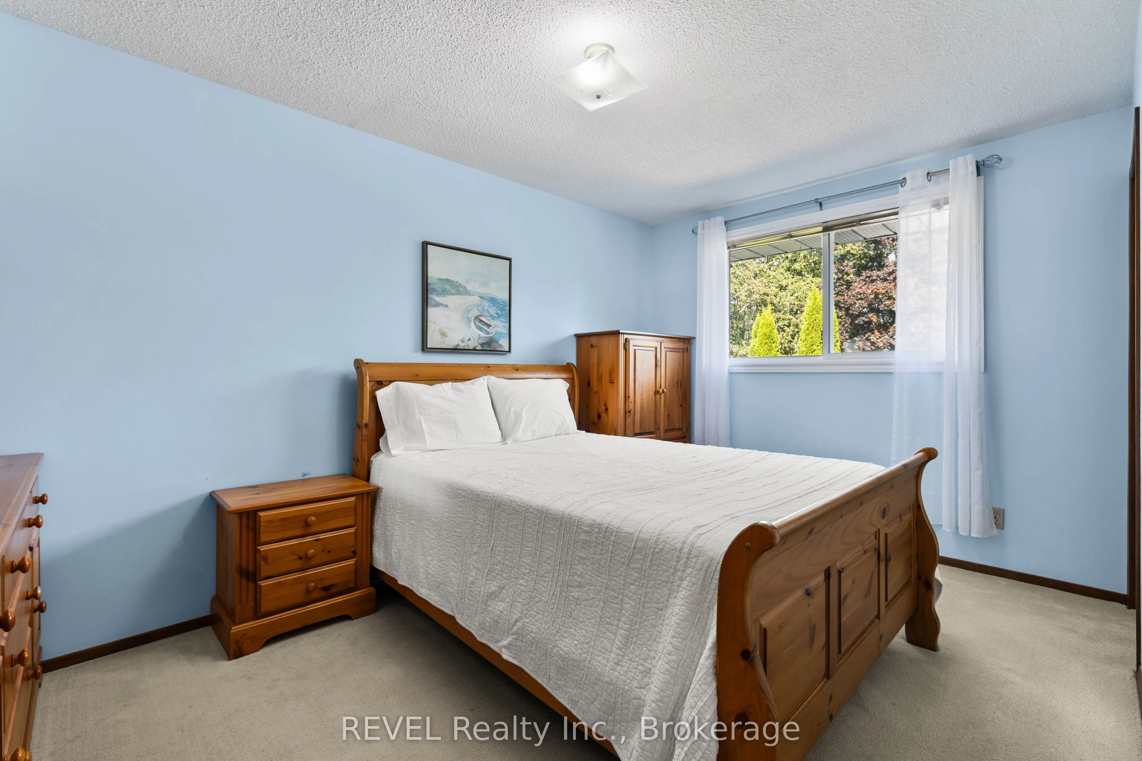 6 Lakebreeze Crescent