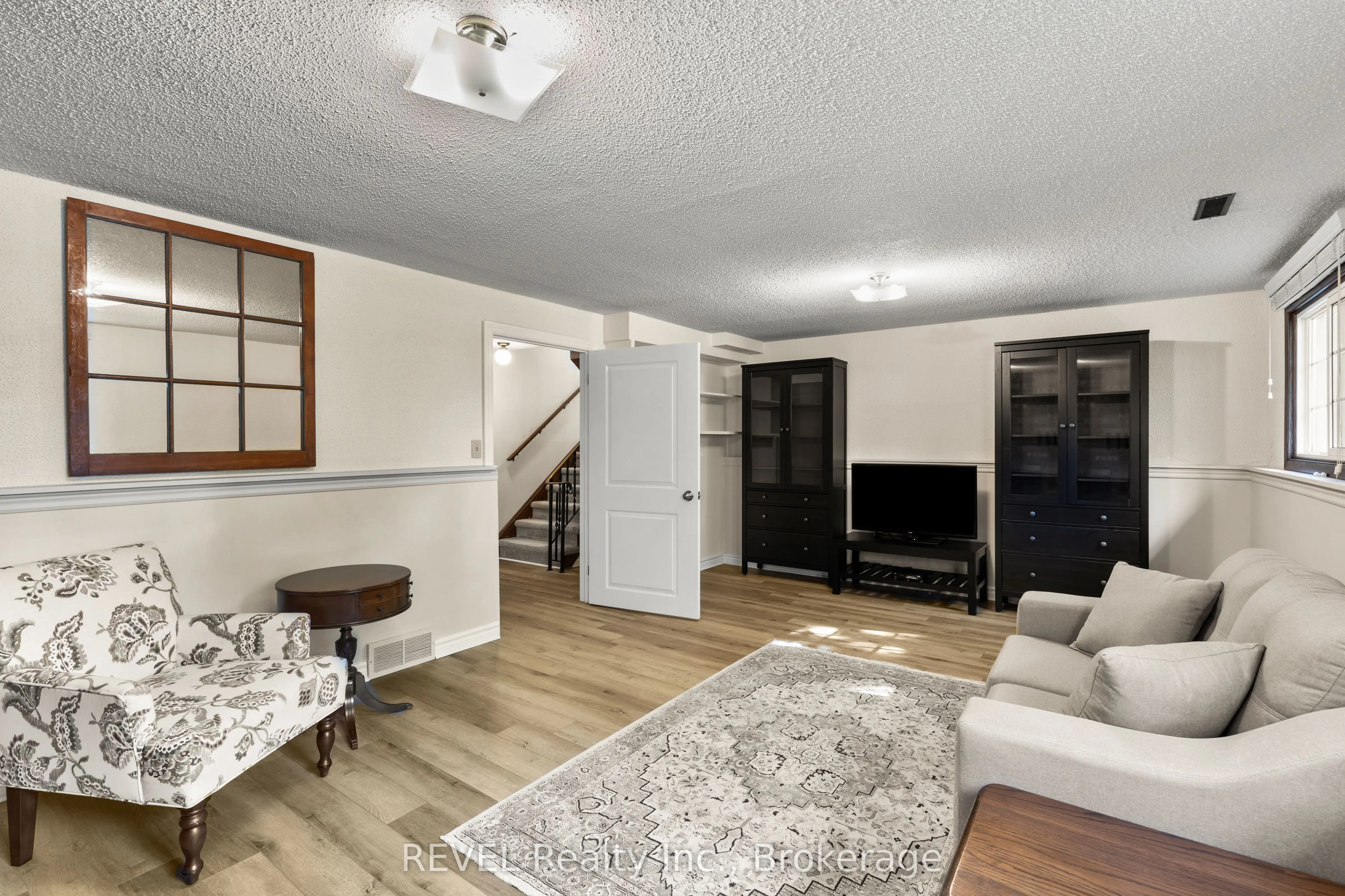 6 Lakebreeze Crescent