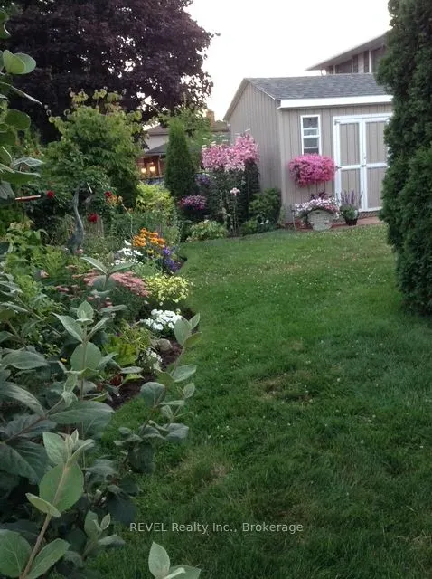 6 Lakebreeze Crescent