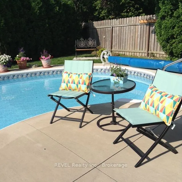 6 Lakebreeze Crescent